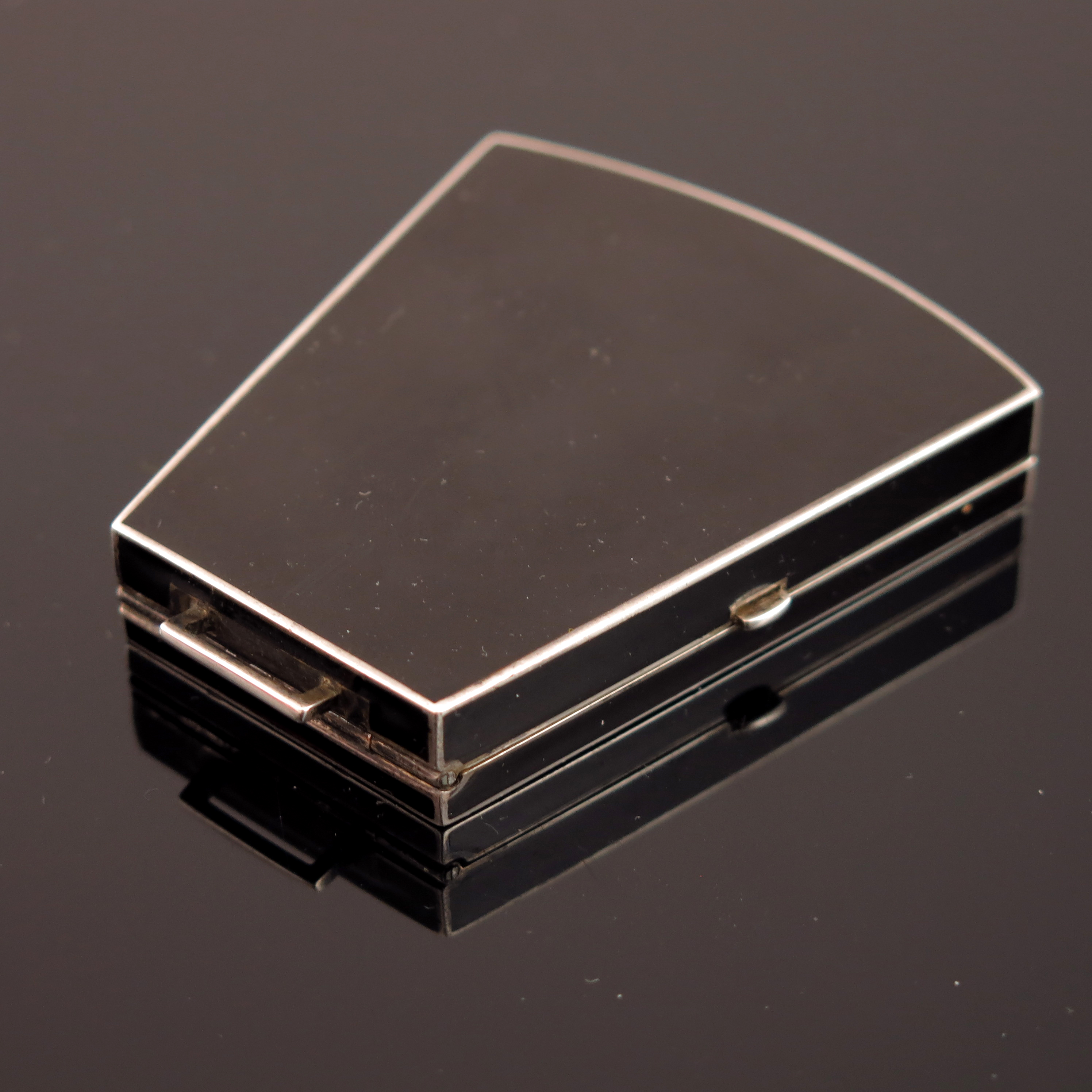 A French Art Deco silver and enamelled compact, Societe d'Alliages de Metau, Paris circa 1925 - Image 2 of 4