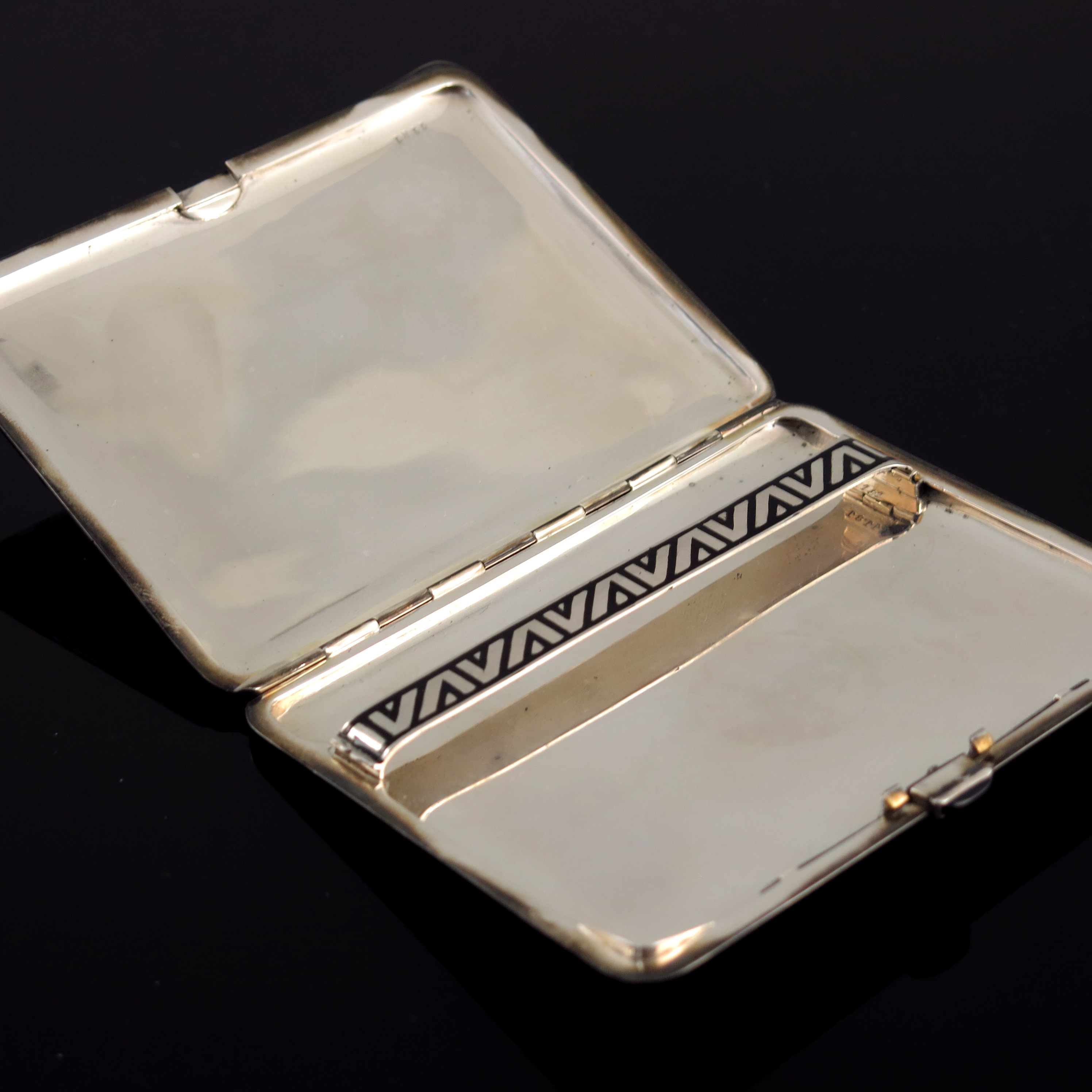 A French Art Deco silver and enamelled cigarette case - Image 3 of 3