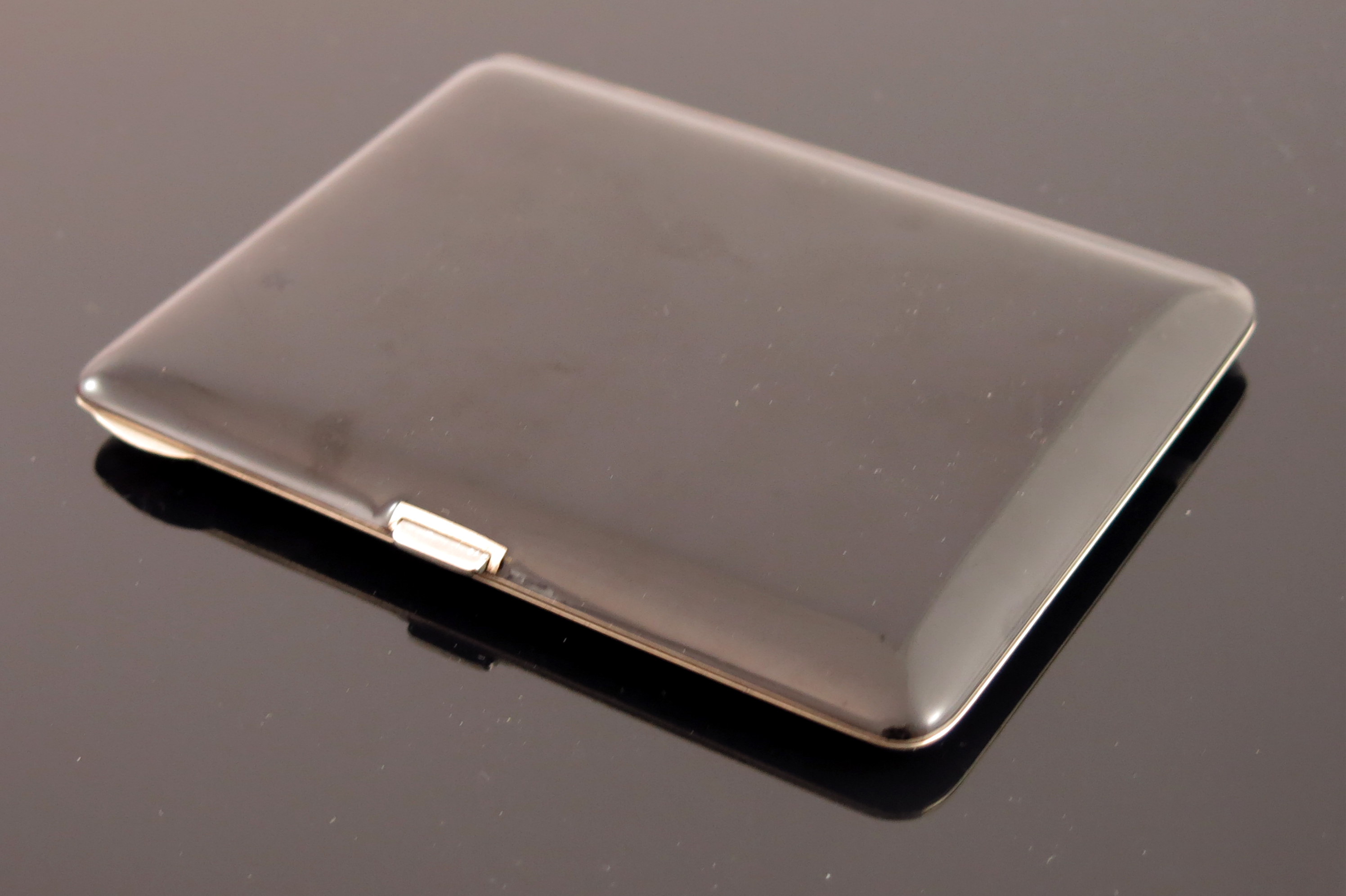 A French Art Deco enamelled cigarette case, RS A, circa 1925 - Image 2 of 3