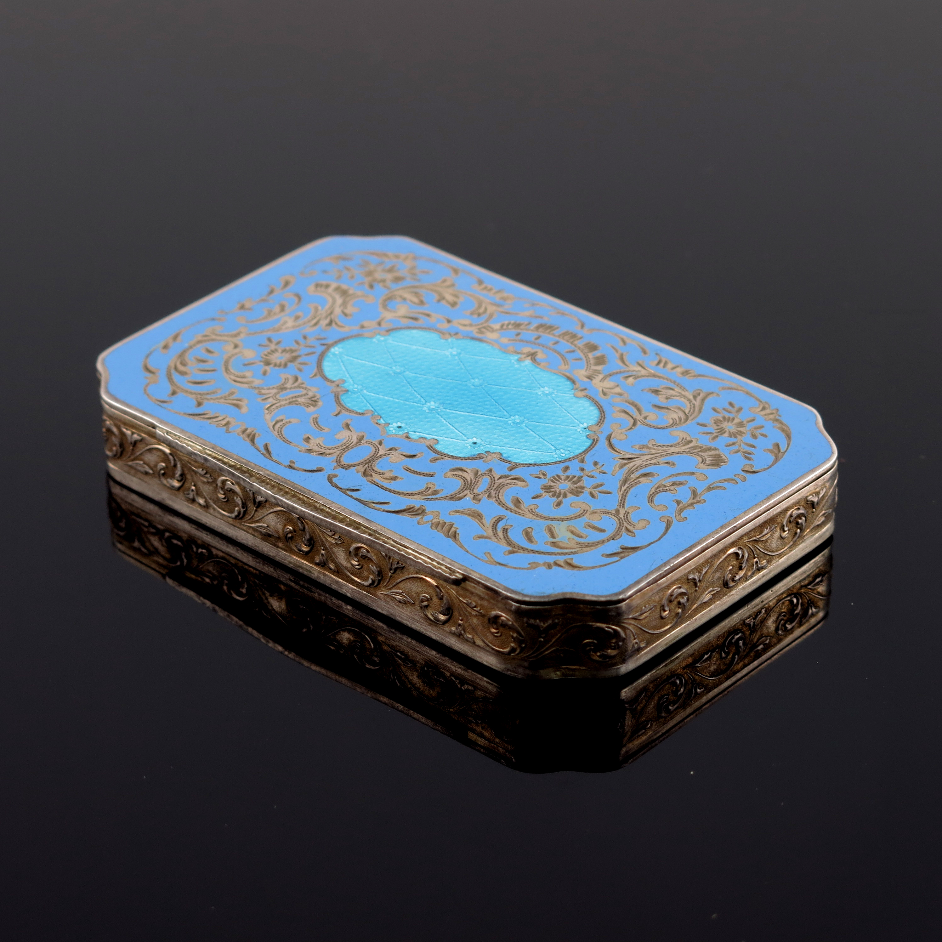 An Austrian silver gilt and champleve enamelled snuff box, Vienna circa 1900 - Image 2 of 4