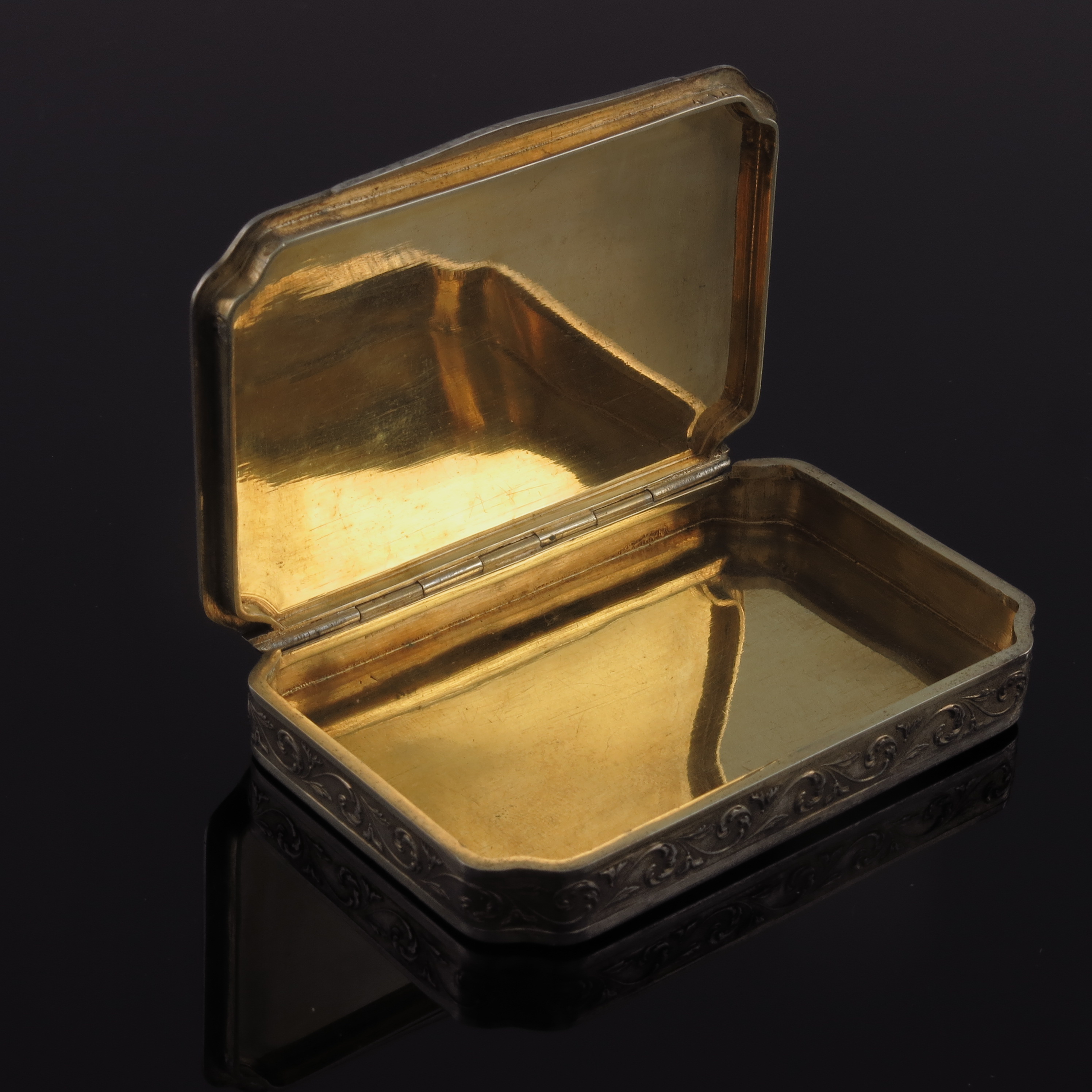 An Austrian silver gilt and champleve enamelled snuff box, Vienna circa 1900 - Image 4 of 4