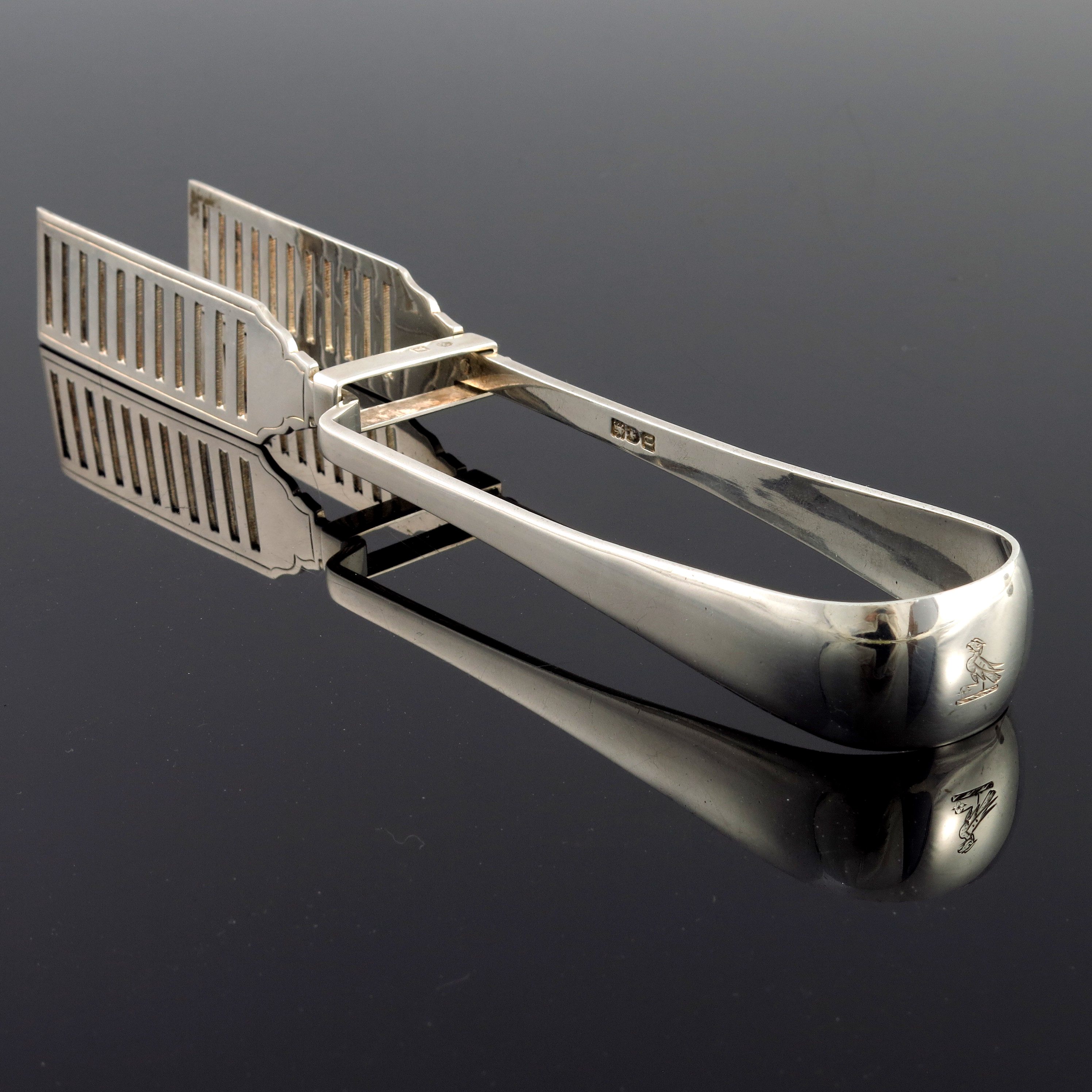 A pair of Edwardian silver asparagus tongs, William Hutton and Sons, London 1908 - Image 2 of 3