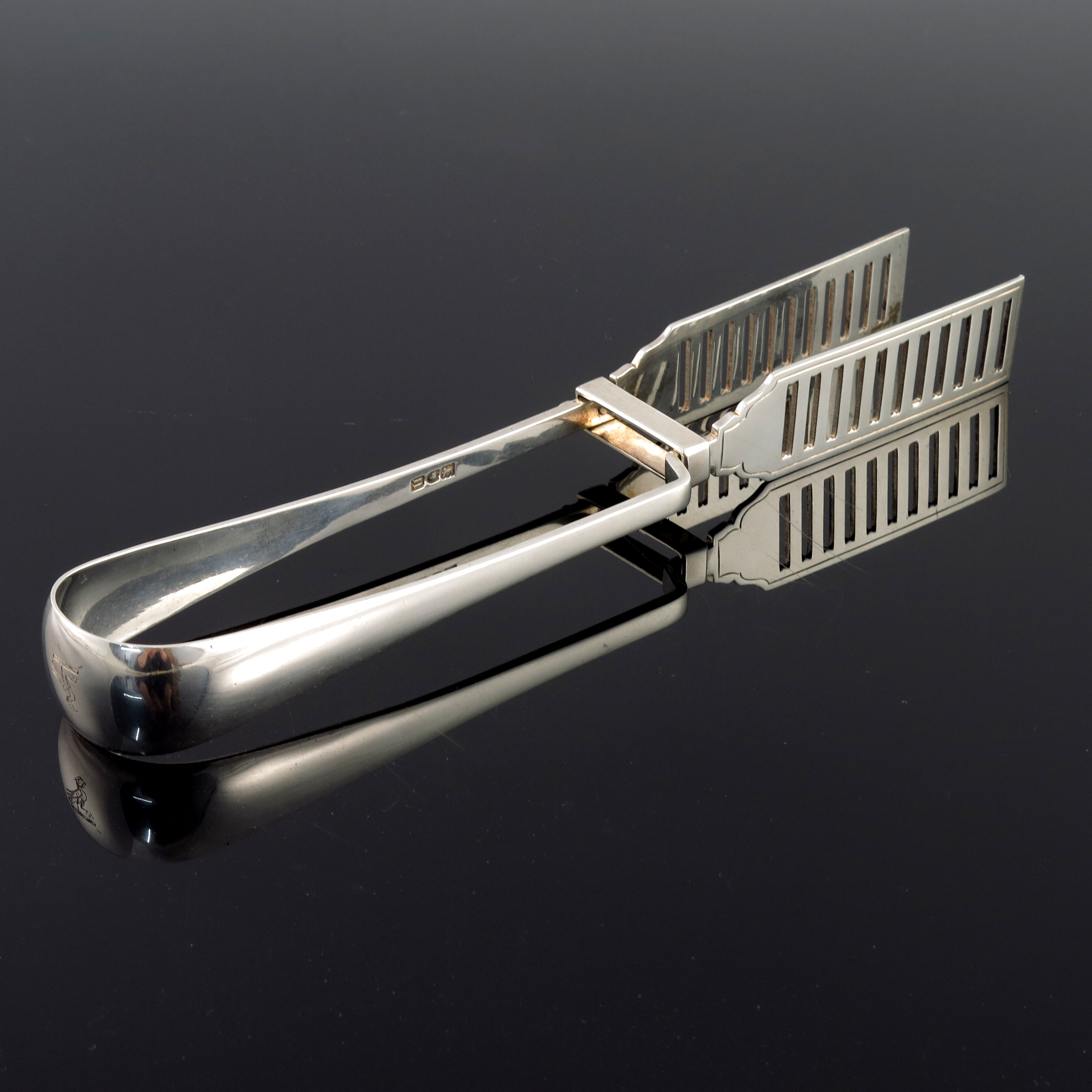 A pair of Edwardian silver asparagus tongs, William Hutton and Sons, London 1908