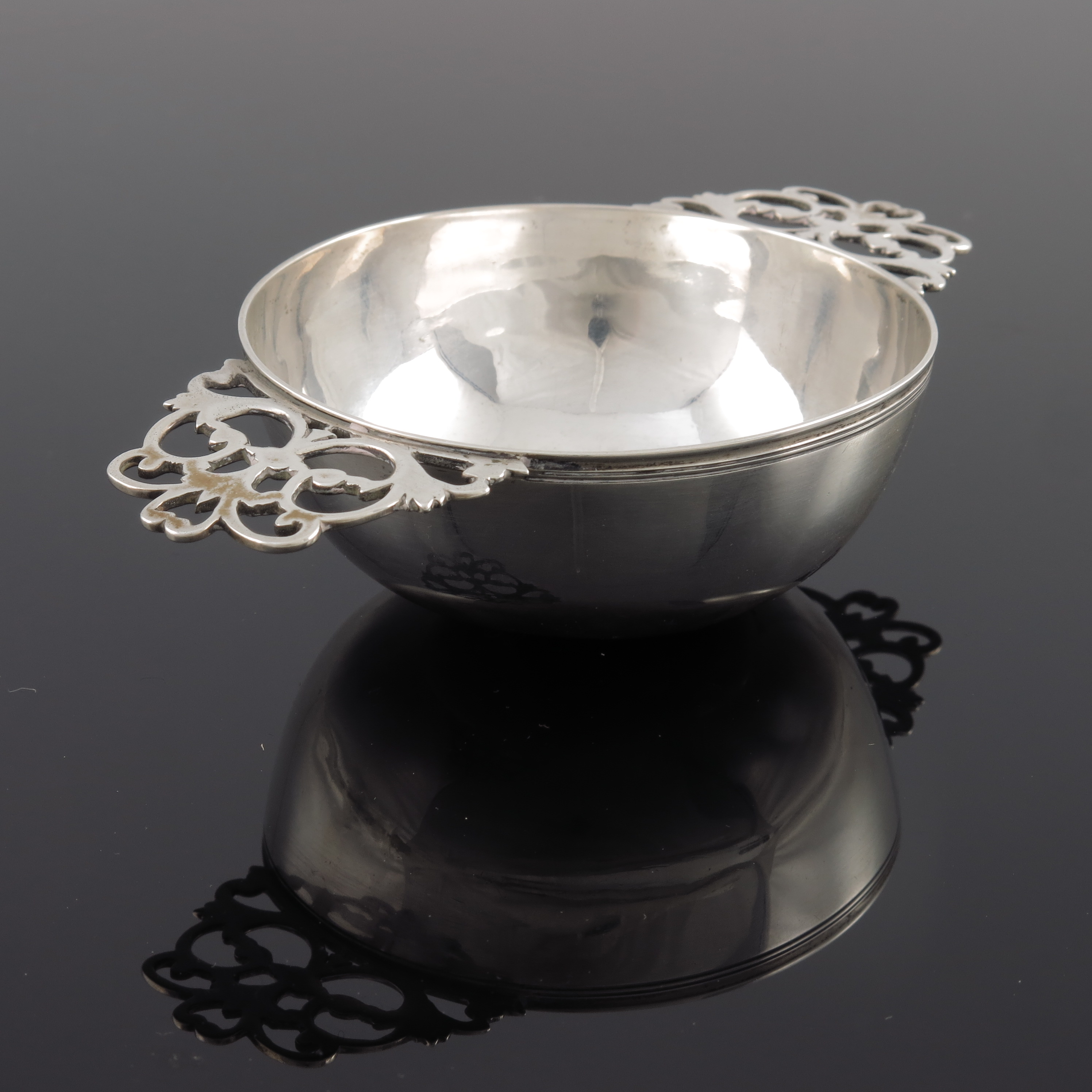 A Victorian silver quaich or twin handled porringer, Wakely and Wheeler, London 1889 - Image 2 of 4