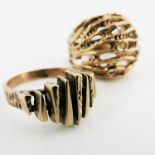 A 9ct yellow gold ring, open work textured rib design