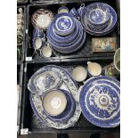 Assorted blue and white Staffordshire cups, platte