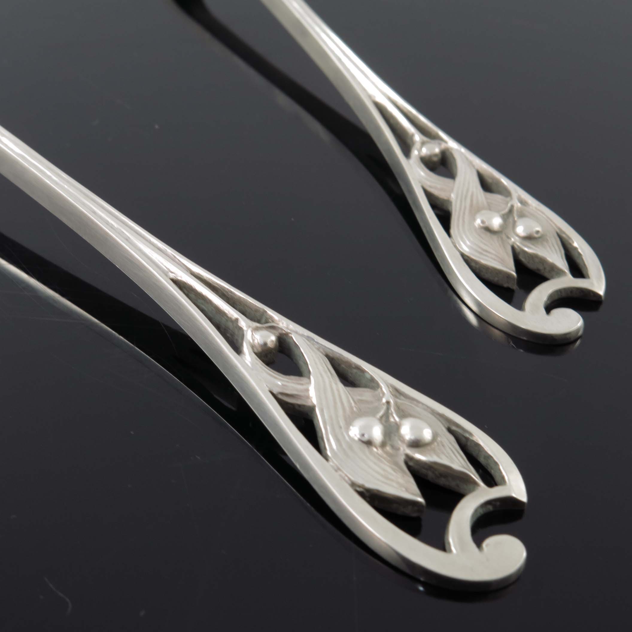 Kate Harris for William Hutton, a pair of Arts and Crafts silver serving spoons, London 1901, the - Bild 2 aus 6