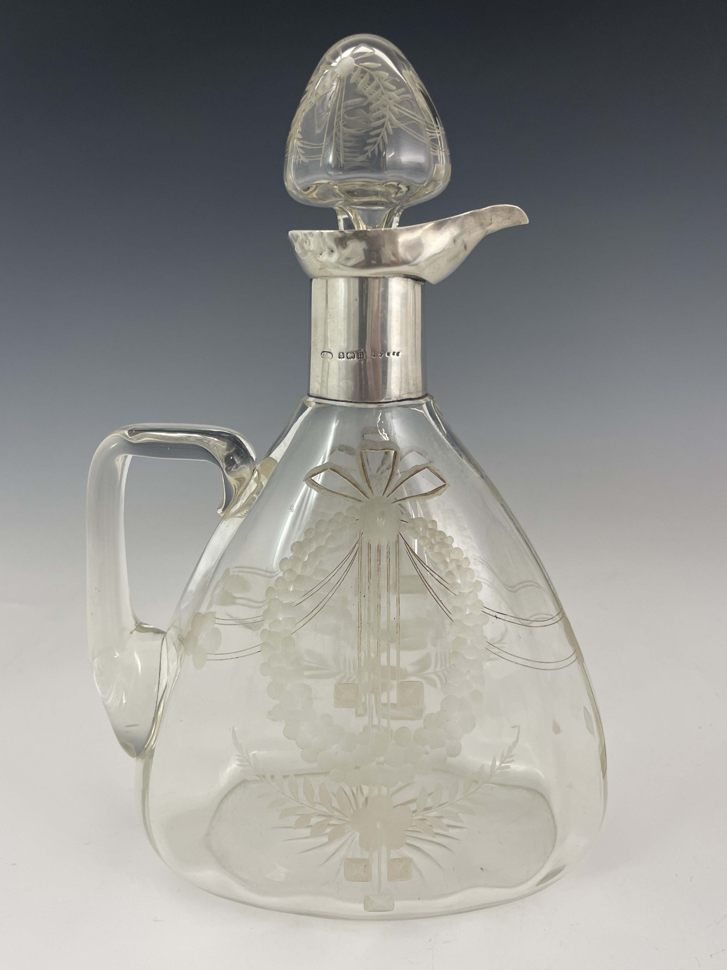 A George V silver mounted glass claret jug, Birmingham 1912, Secessionist style wreath etched - Bild 2 aus 5