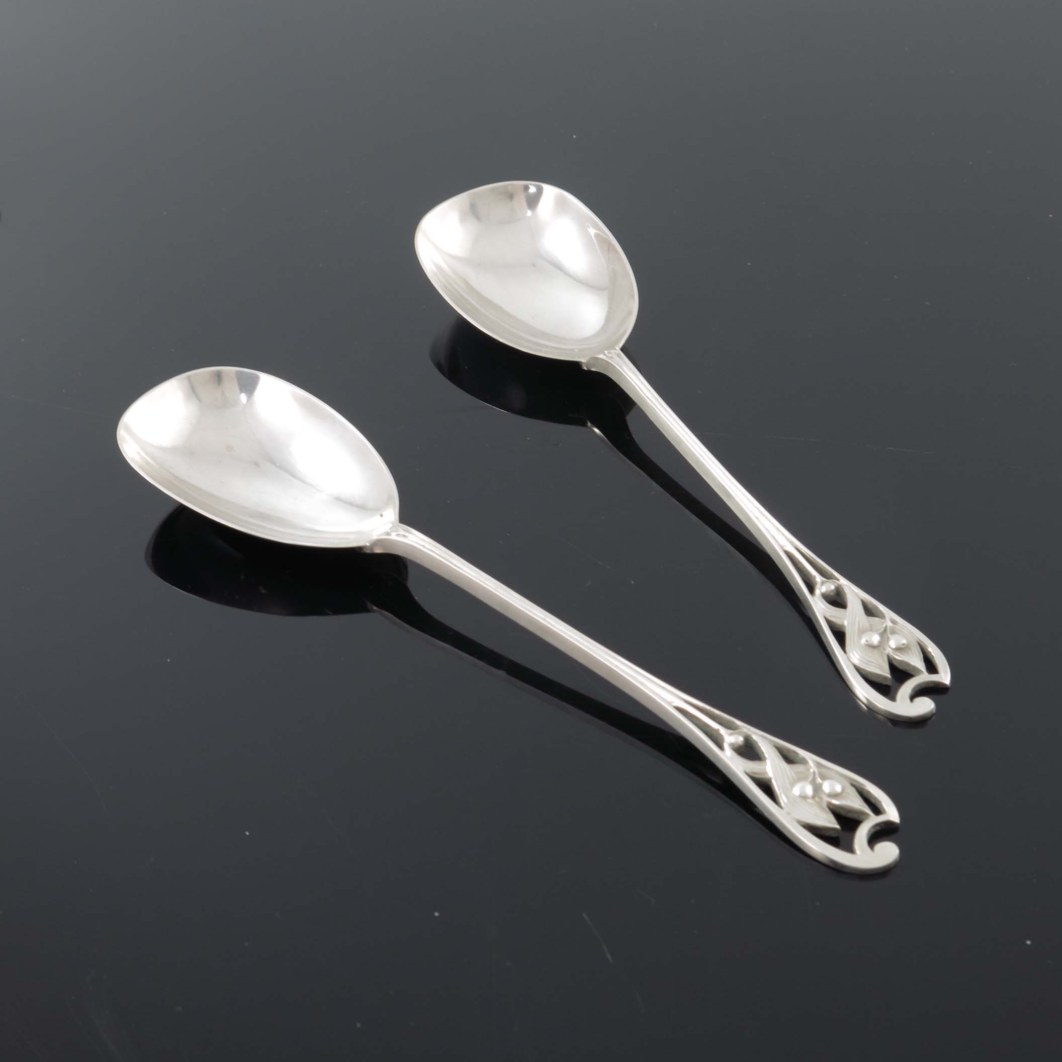 Kate Harris for William Hutton, a pair of Arts and Crafts silver serving spoons, London 1901, the - Bild 3 aus 6