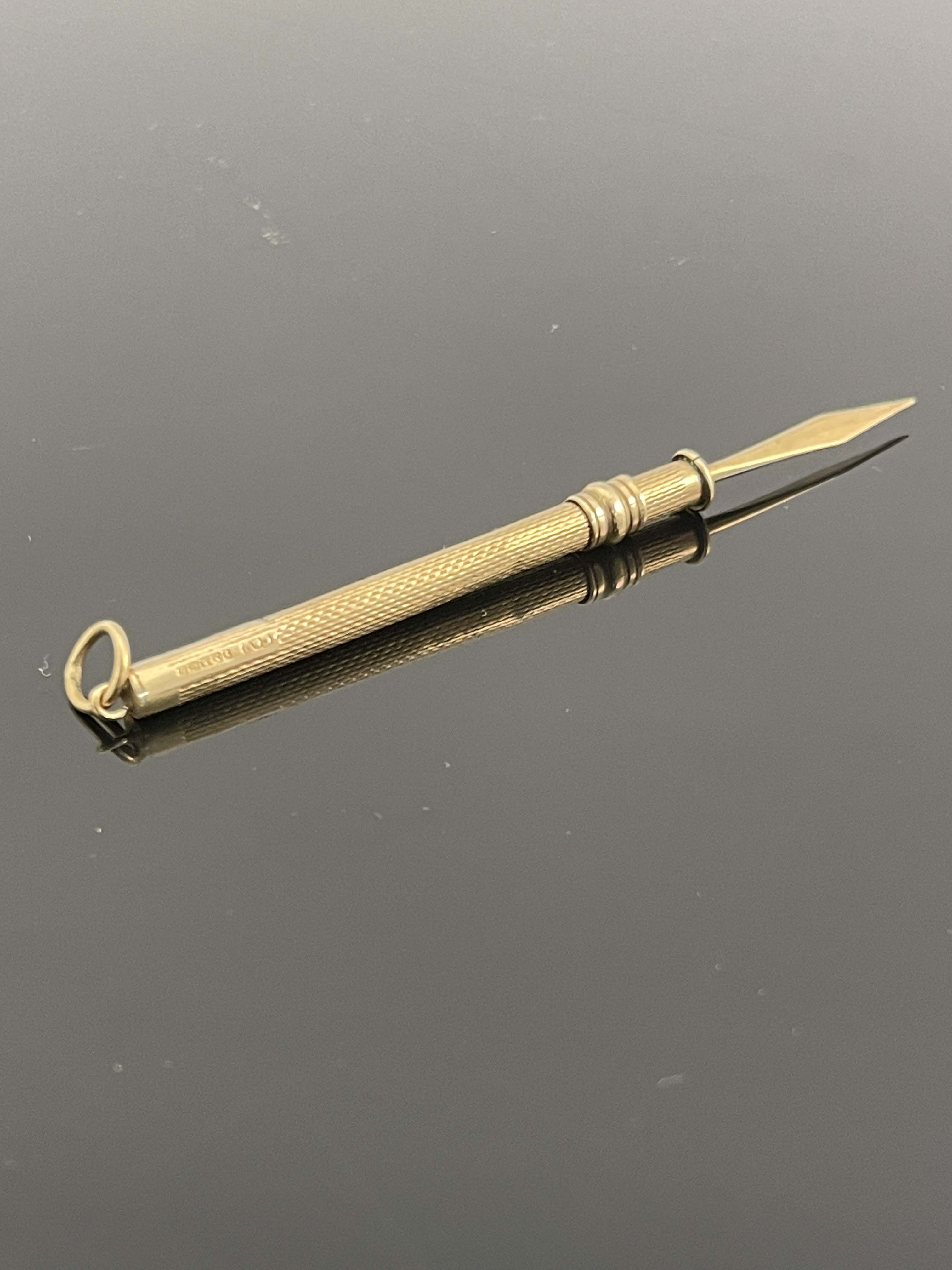 A 9ct gold propelling implement, Cohen & Charles, Birmingham, engine turned cylindrical form, 2.6g - Image 2 of 3