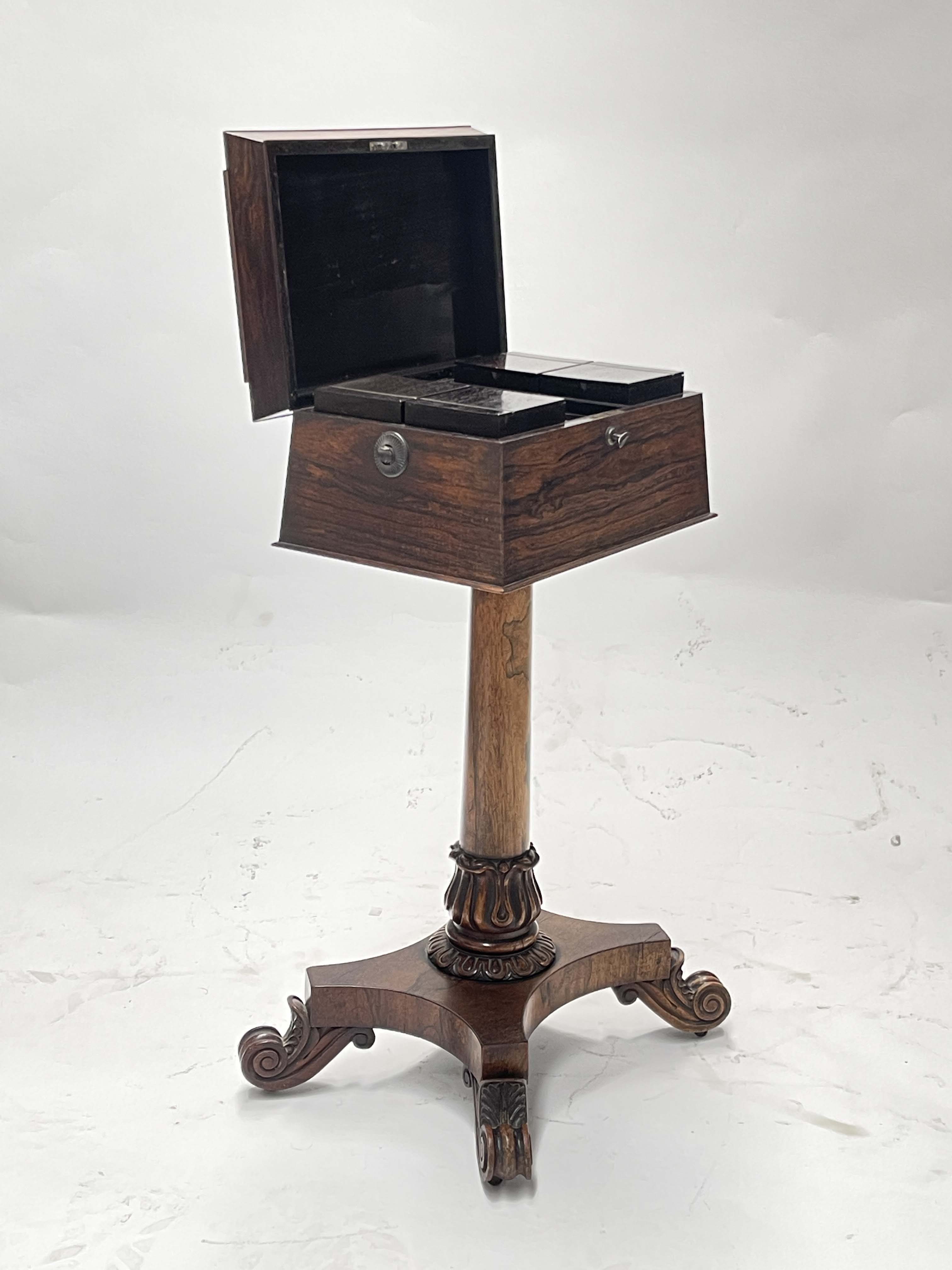 A Regency rosewood teapoy, circa 1820, of sarcophagus form, the hinged cover opening to a fitted - Bild 3 aus 5