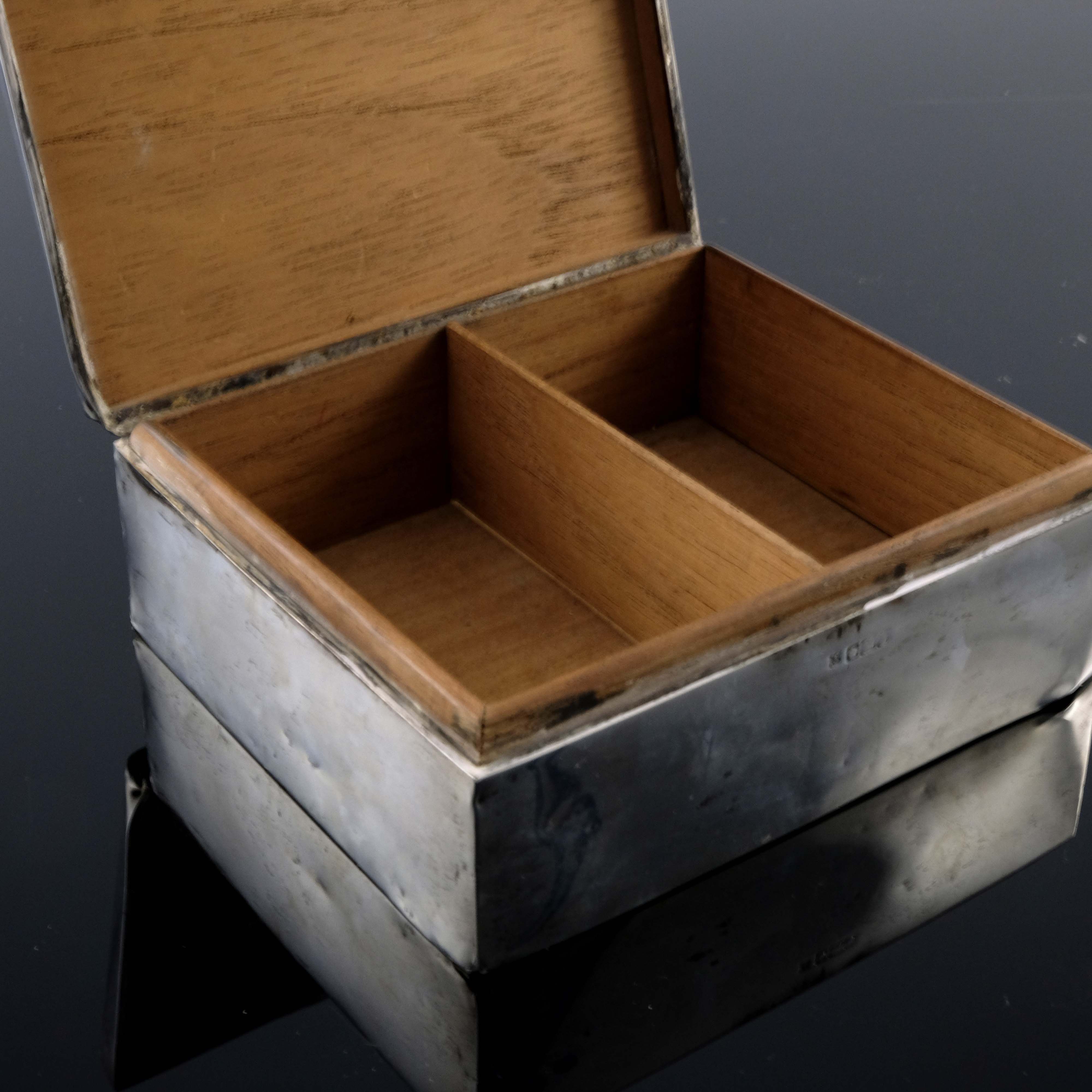 A large Edwardian silver cigar casket, Thomas Bradbury and Sons, Sheffield 1906 - Bild 2 aus 2