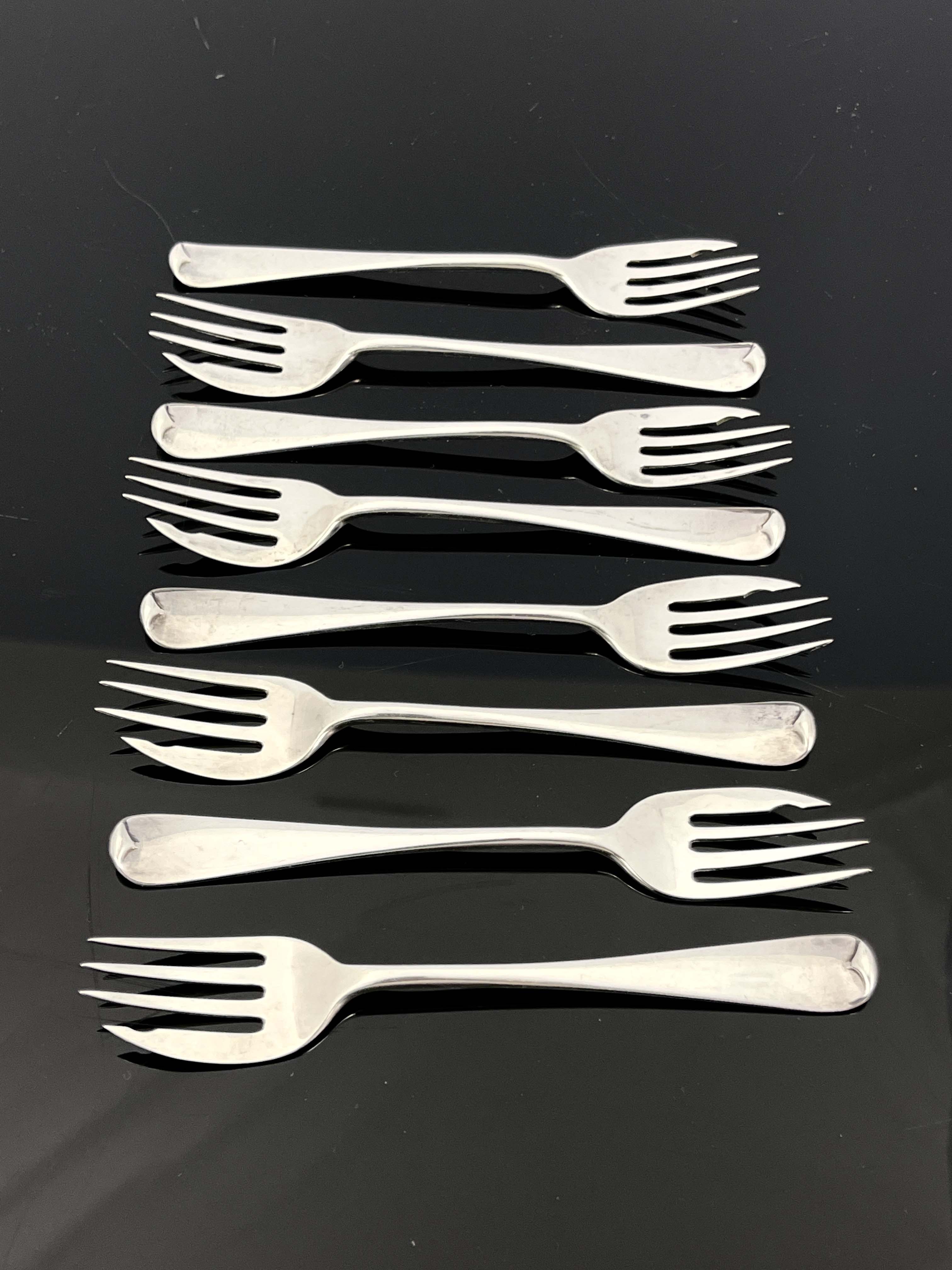 A set of eight George VI silver oyster of cake forks, Walter Wilson Ltd., London 1936, Old English - Image 2 of 6