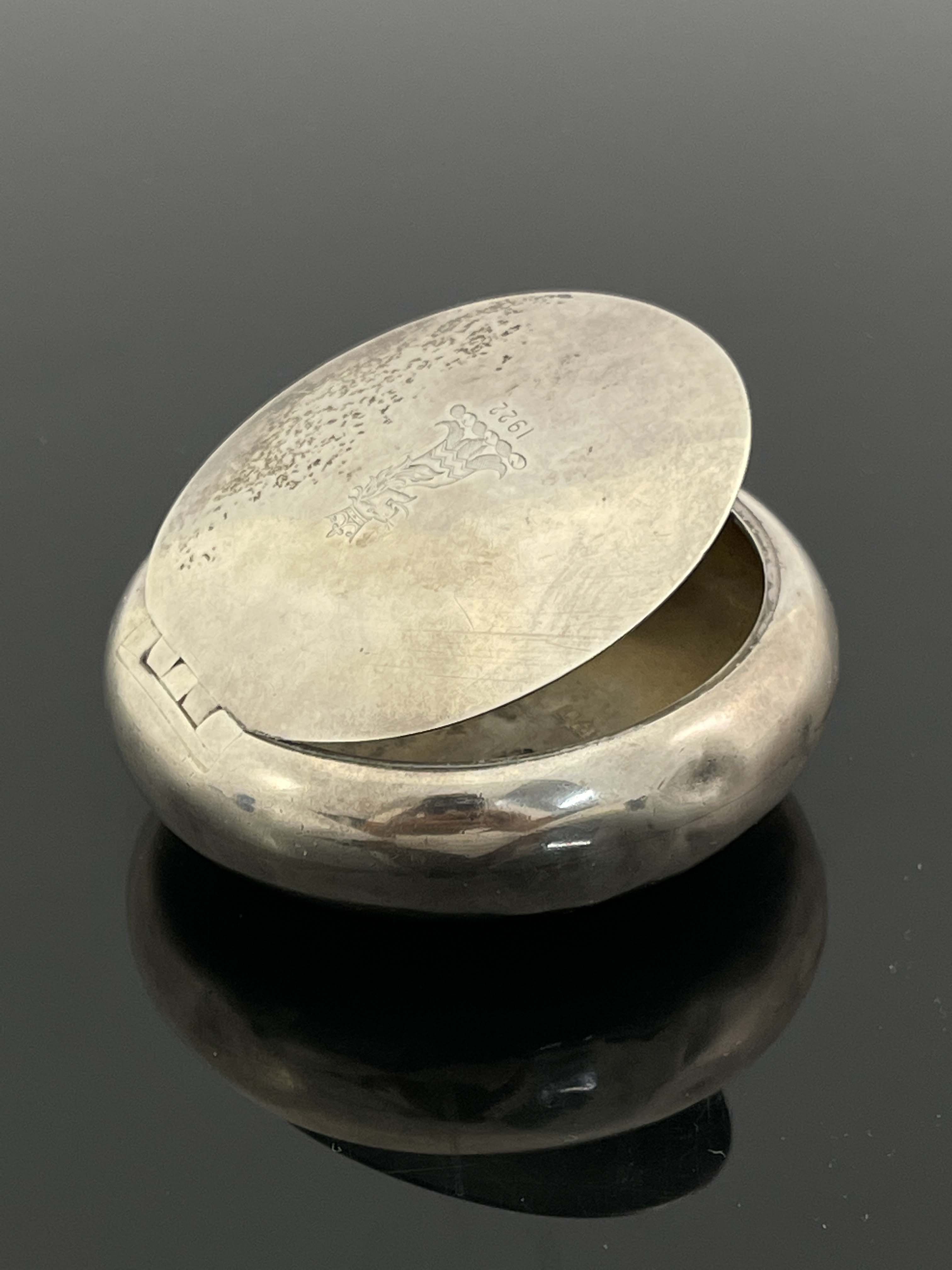 A George V silver push side snuff box, Stokes and Ireland, Chester 1922