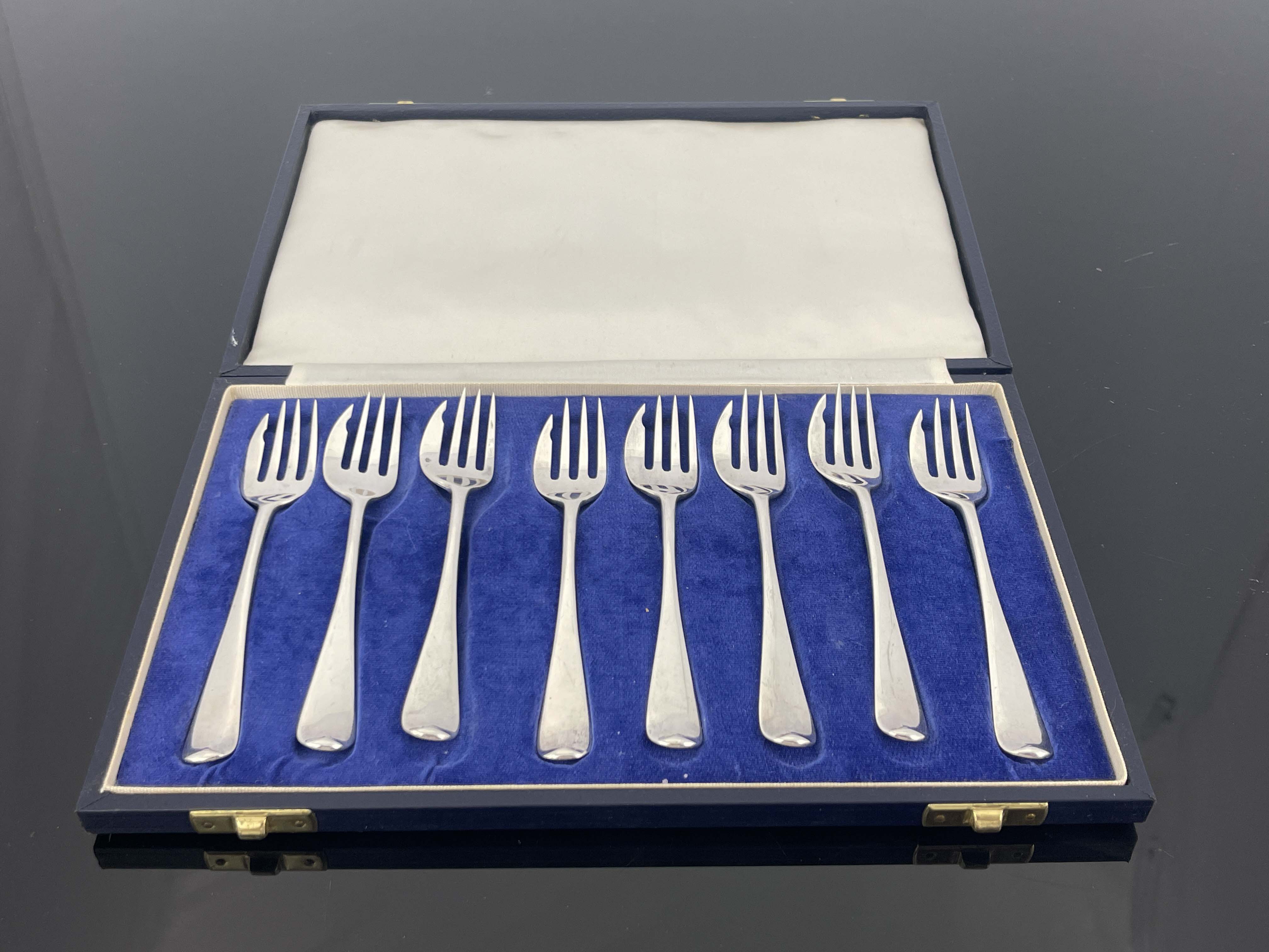 A set of eight George VI silver oyster of cake forks, Walter Wilson Ltd., London 1936, Old English - Image 6 of 6