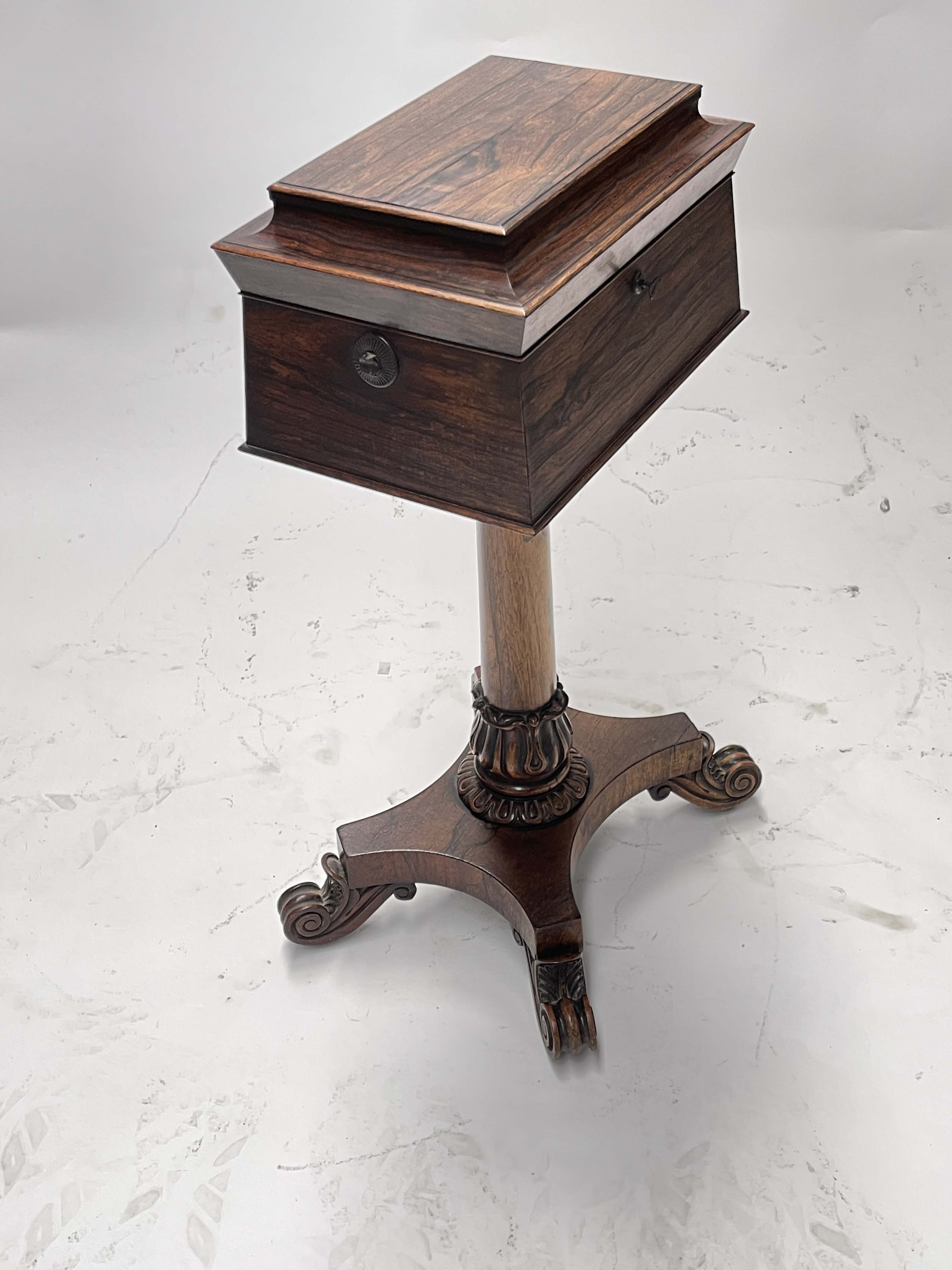 A Regency rosewood teapoy, circa 1820, of sarcophagus form, the hinged cover opening to a fitted - Bild 4 aus 5