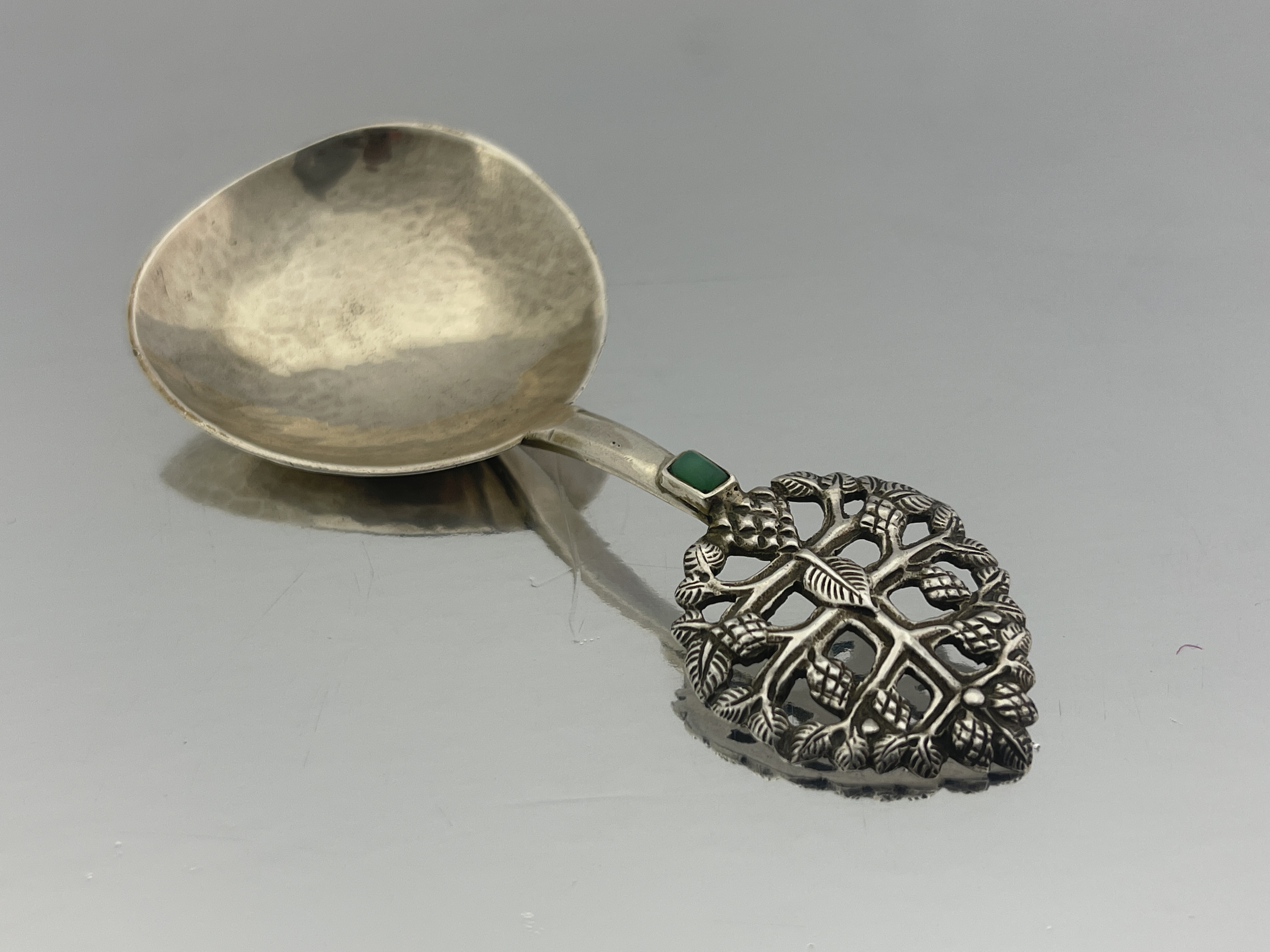 Edward Spencer for Artificers Guild, an Arts and Crafts silver and stone set caddy spoon, London 192 - Bild 5 aus 5