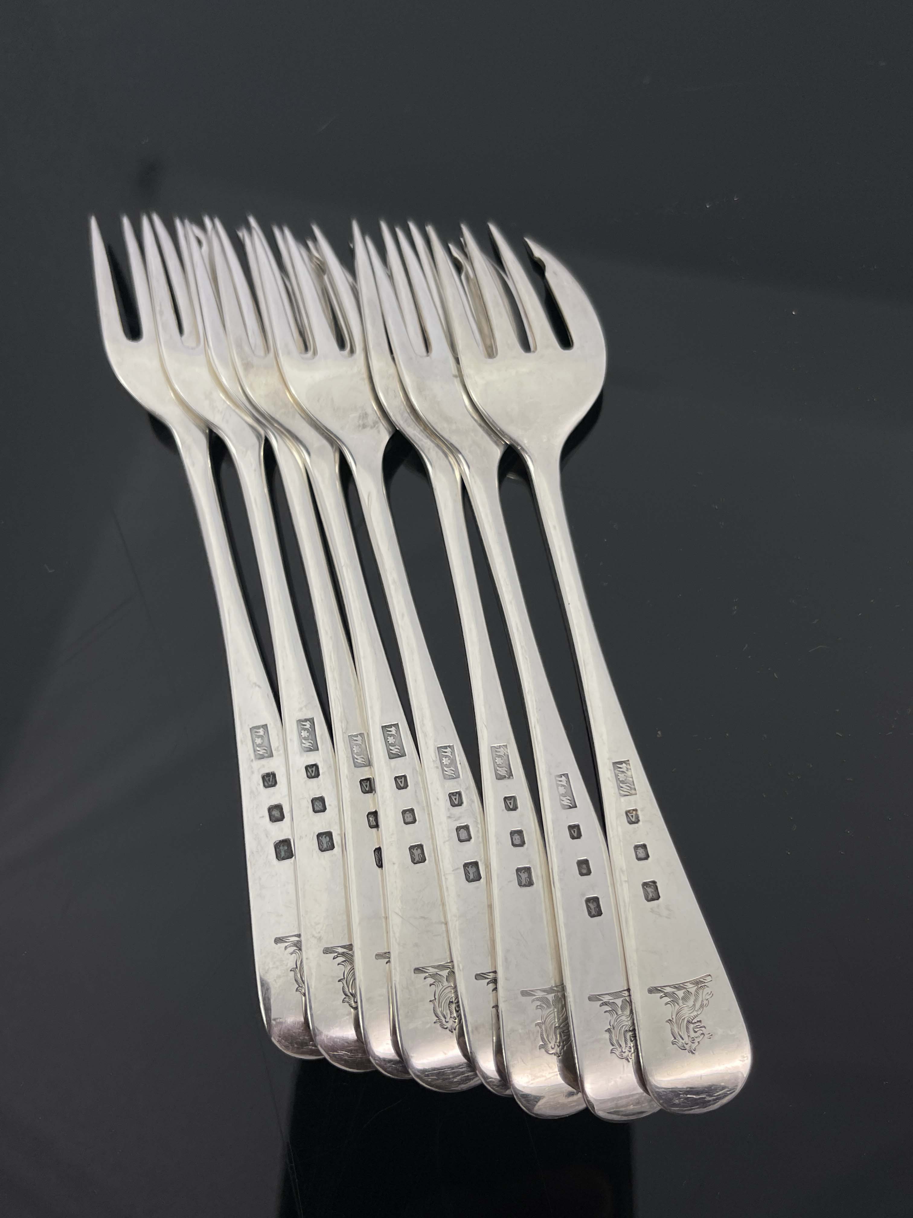 A set of eight George VI silver oyster of cake forks, Walter Wilson Ltd., London 1936, Old English - Image 5 of 6