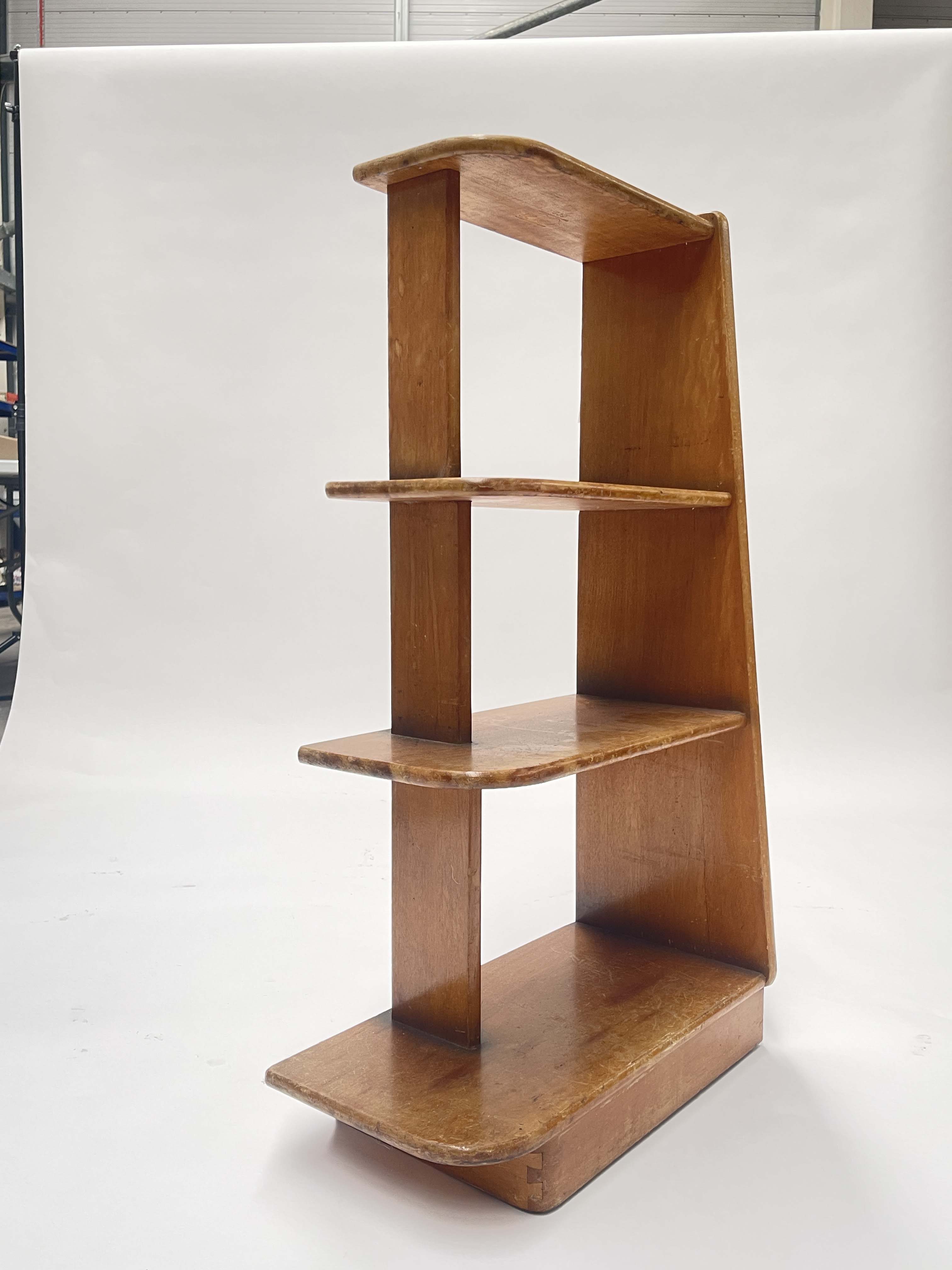 A set of Art Deco Czech freestanding shelves, circa 1930, four graduated tiers with curved open - Bild 2 aus 3