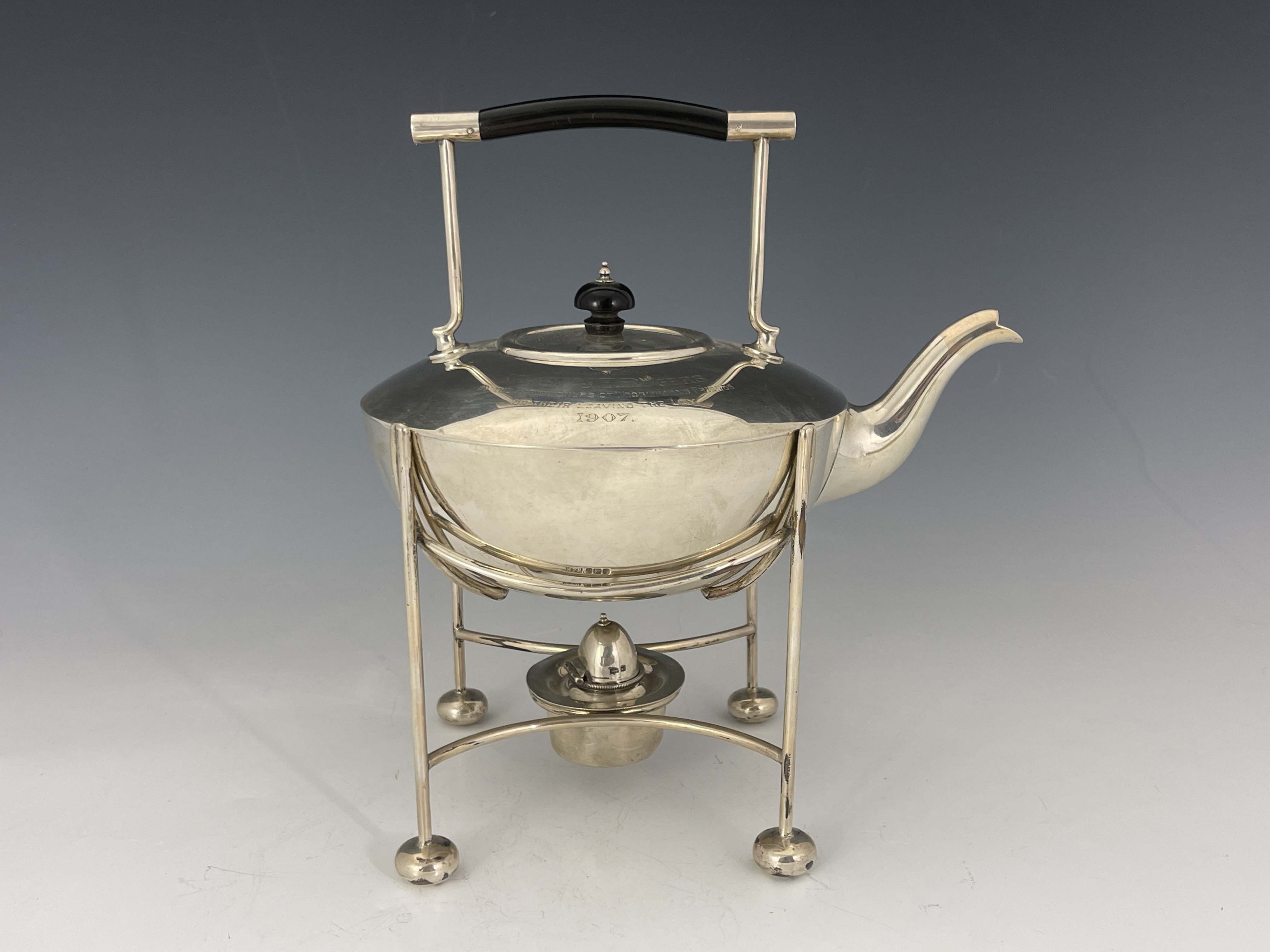 An Arts and Crafts silver kettle and stand, Mappin and Webb, Sheffield 1906 - Image 2 of 7