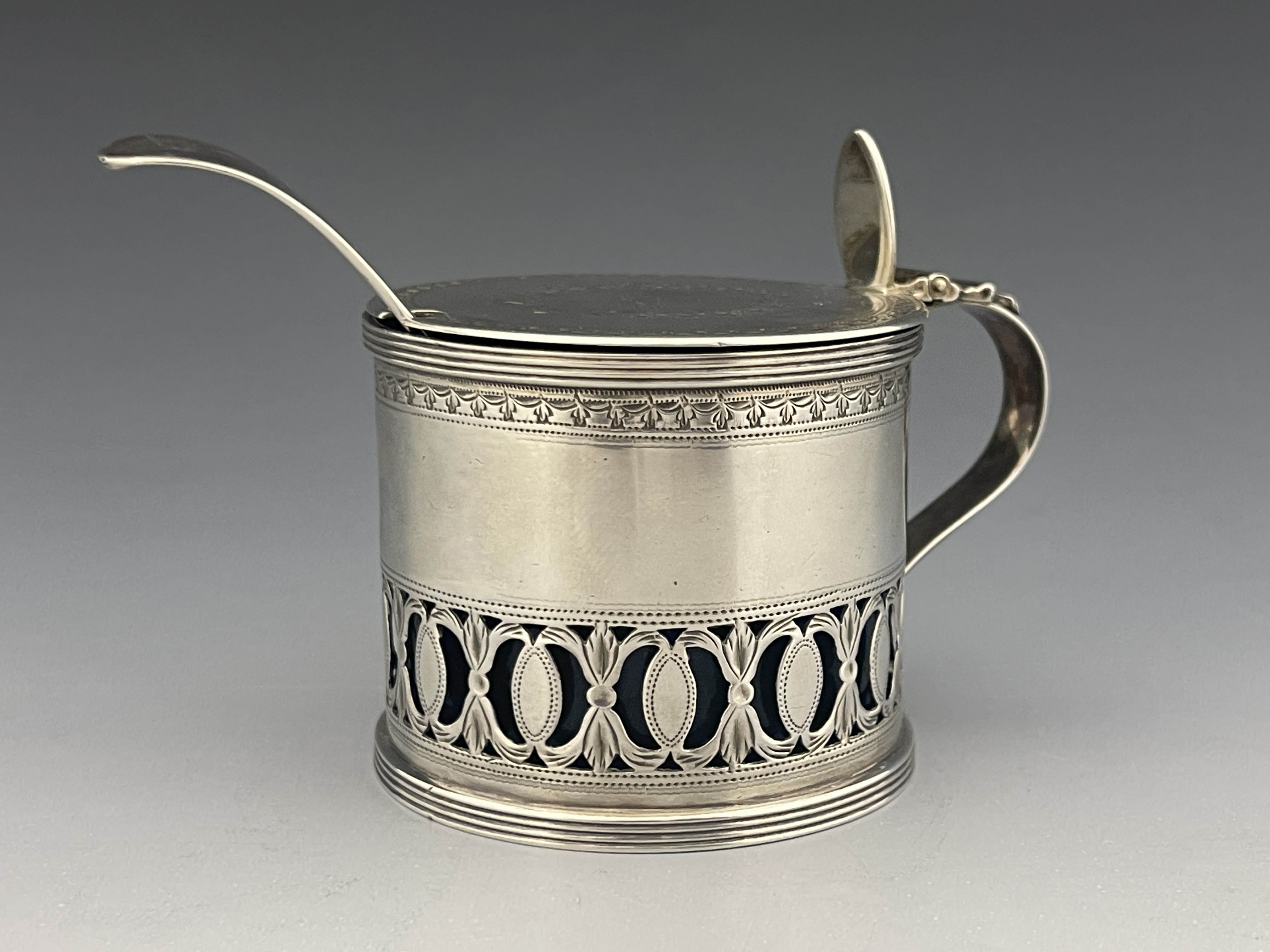 A George III silver mustard pot, Henry Chawner, London 1789