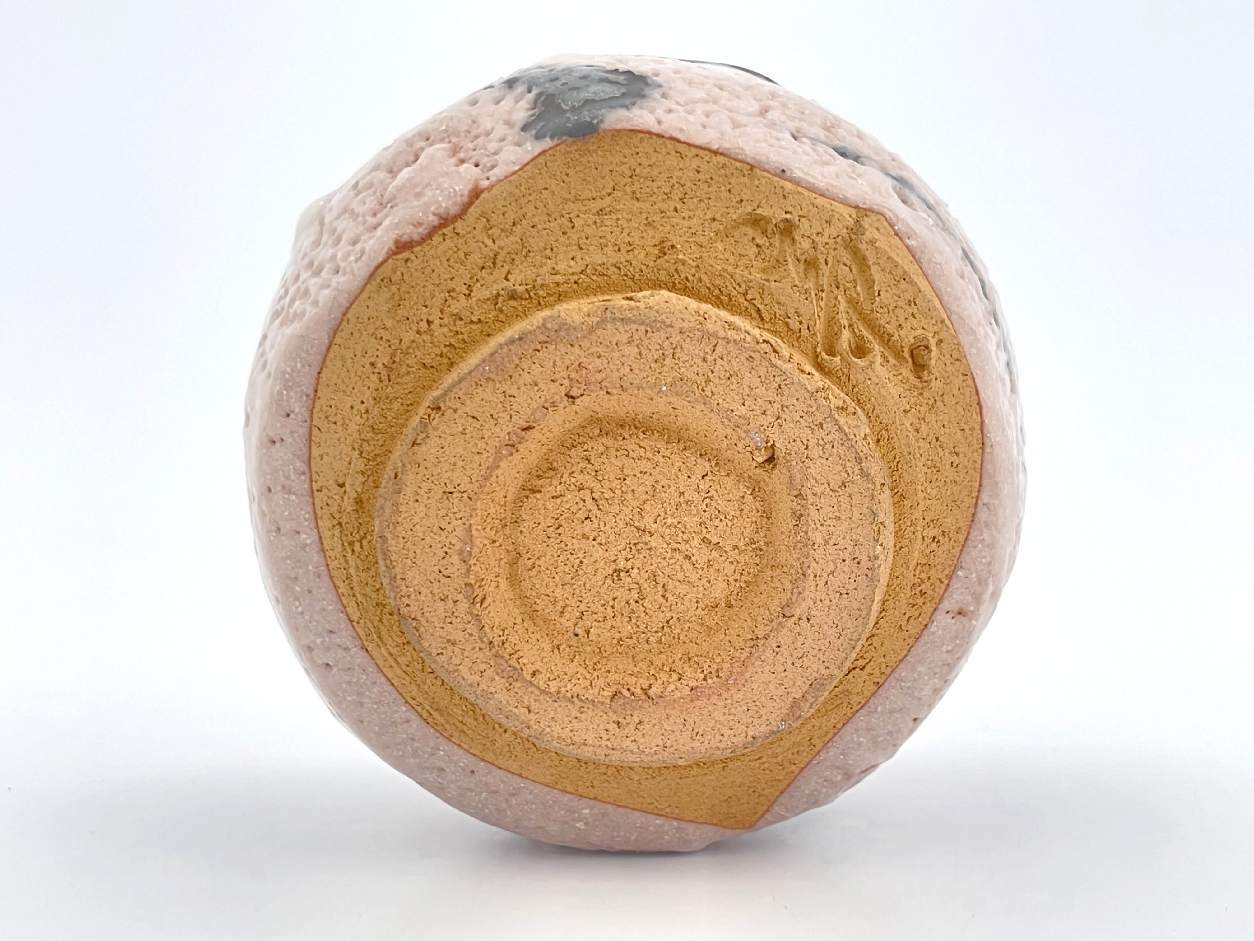 A Japanese Shino ware tea bowl, pitted cream glaze with brush work motifs, incised marks, 12cm wide - Image 4 of 5