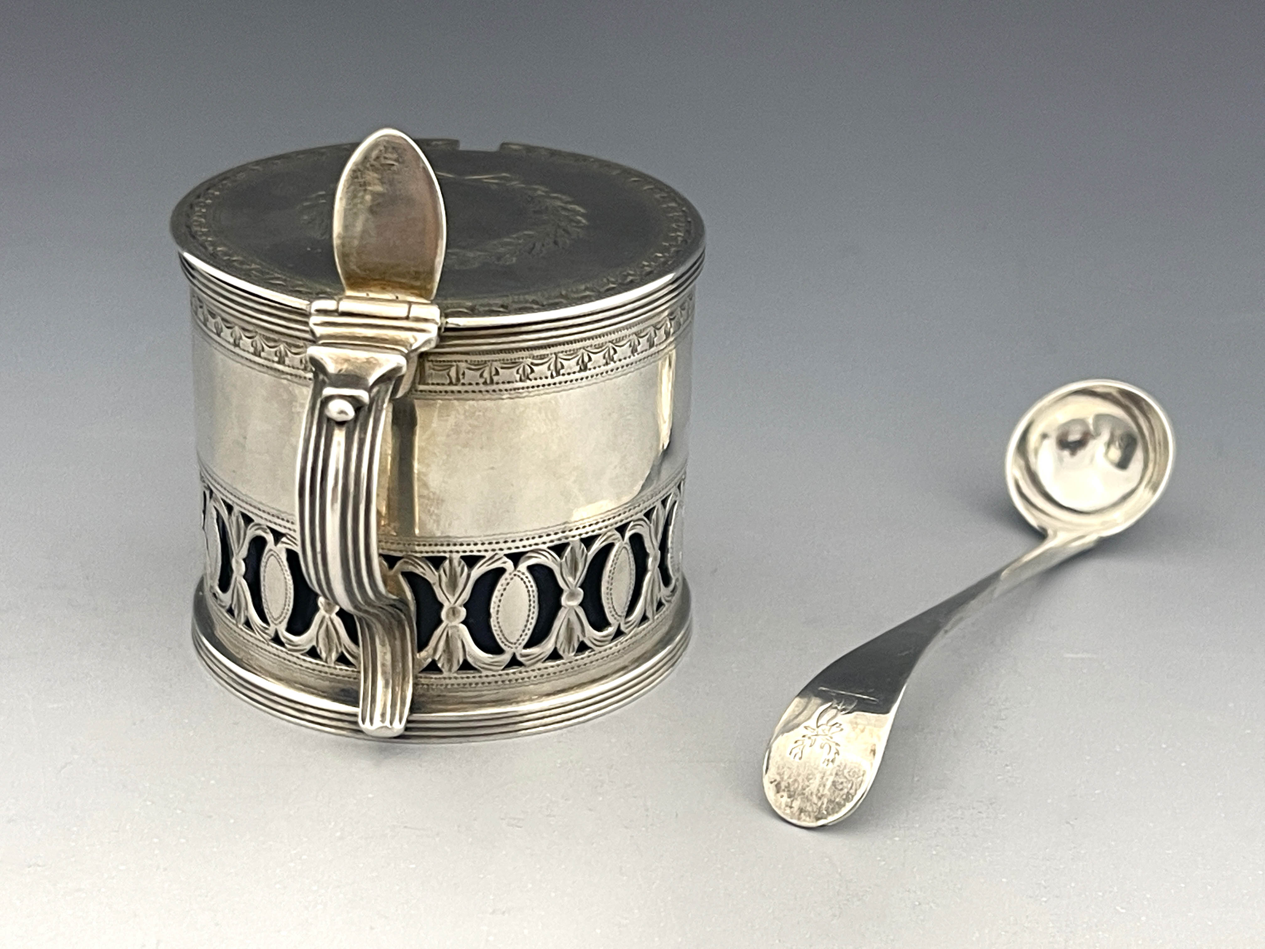 A George III silver mustard pot, Henry Chawner, London 1789 - Image 2 of 5