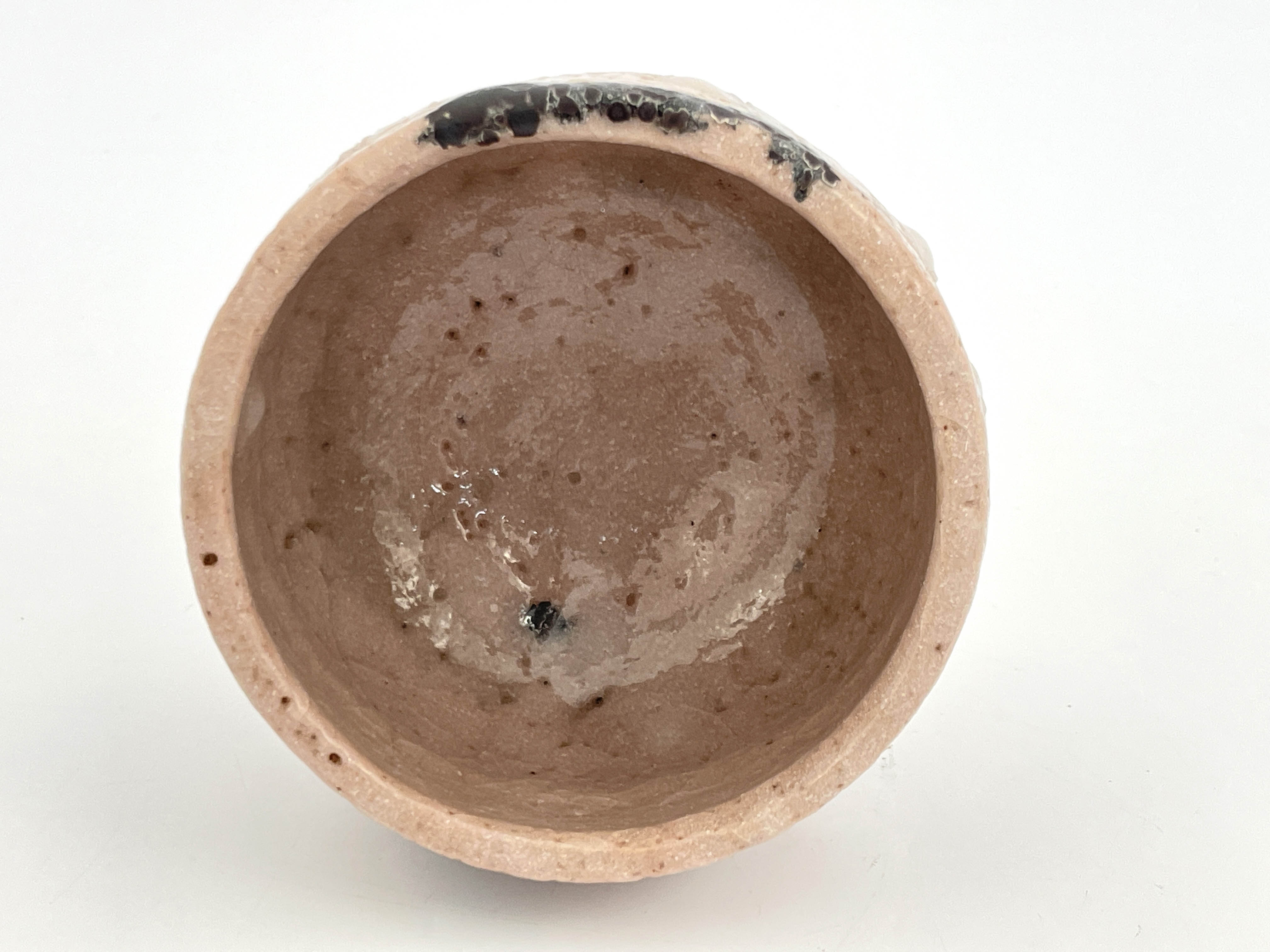 A Japanese Shino ware tea bowl, pitted cream glaze with brush work motifs, incised marks, 12cm wide - Image 3 of 5