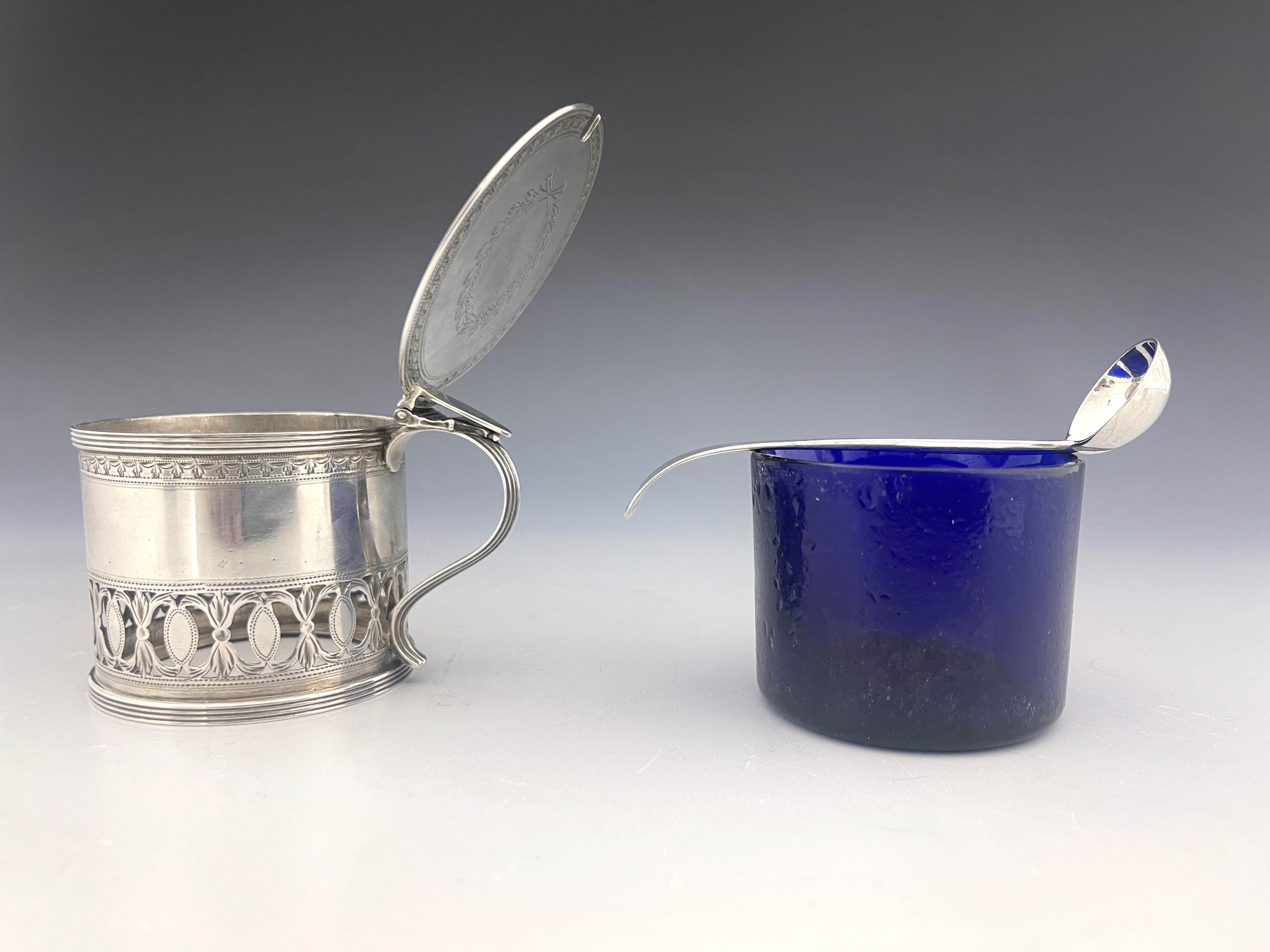 A George III silver mustard pot, Henry Chawner, London 1789 - Image 3 of 5