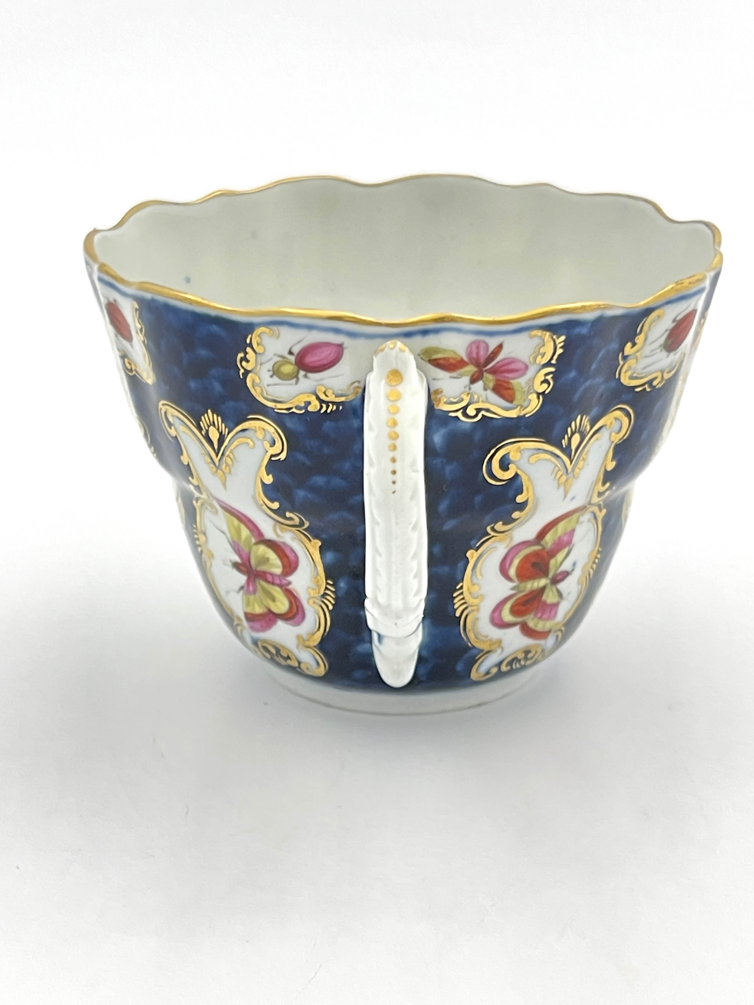 A Worcester scale blue pattern cup, circa 1775 ogee form, decorated with fancy birds in - Image 4 of 6