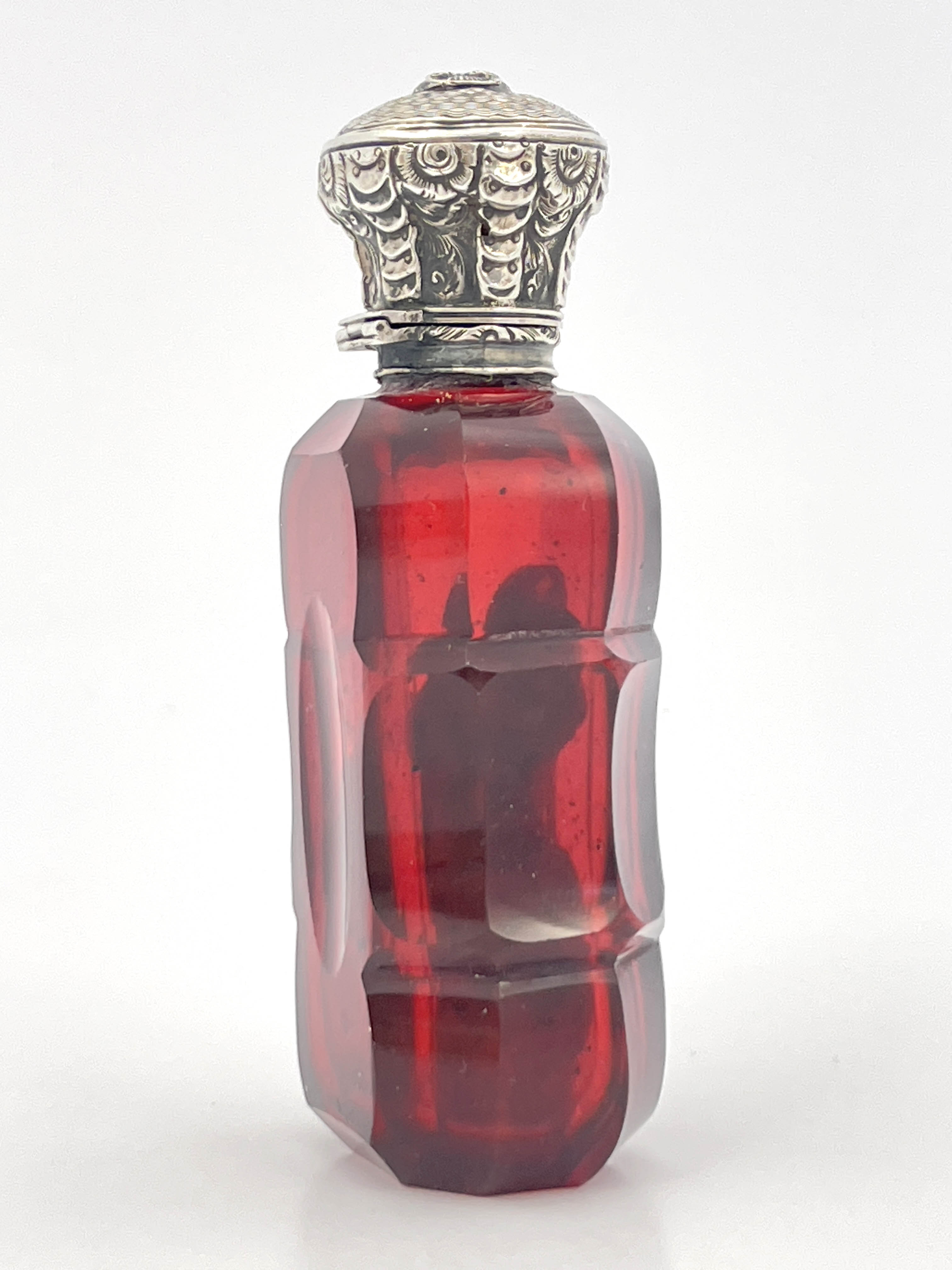 A Victorian silver mounted red glass scent bottle, circa 1840 - Image 2 of 5