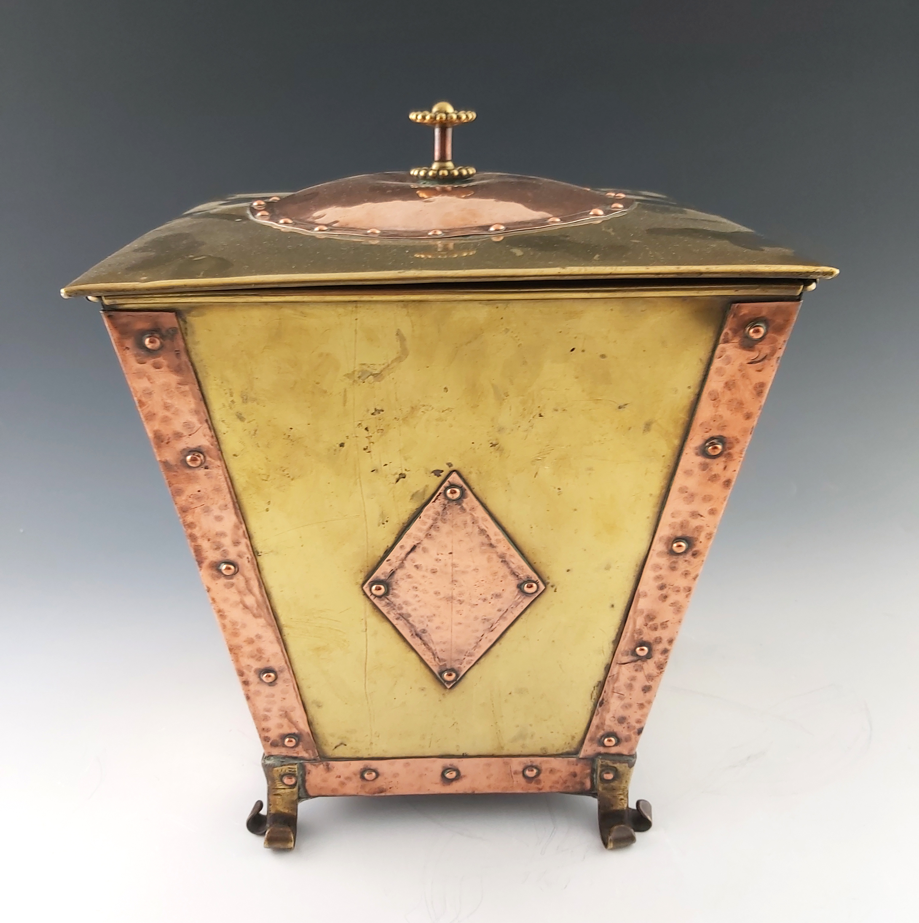 An Arts and Crafts copper and brass coal box - Image 3 of 3