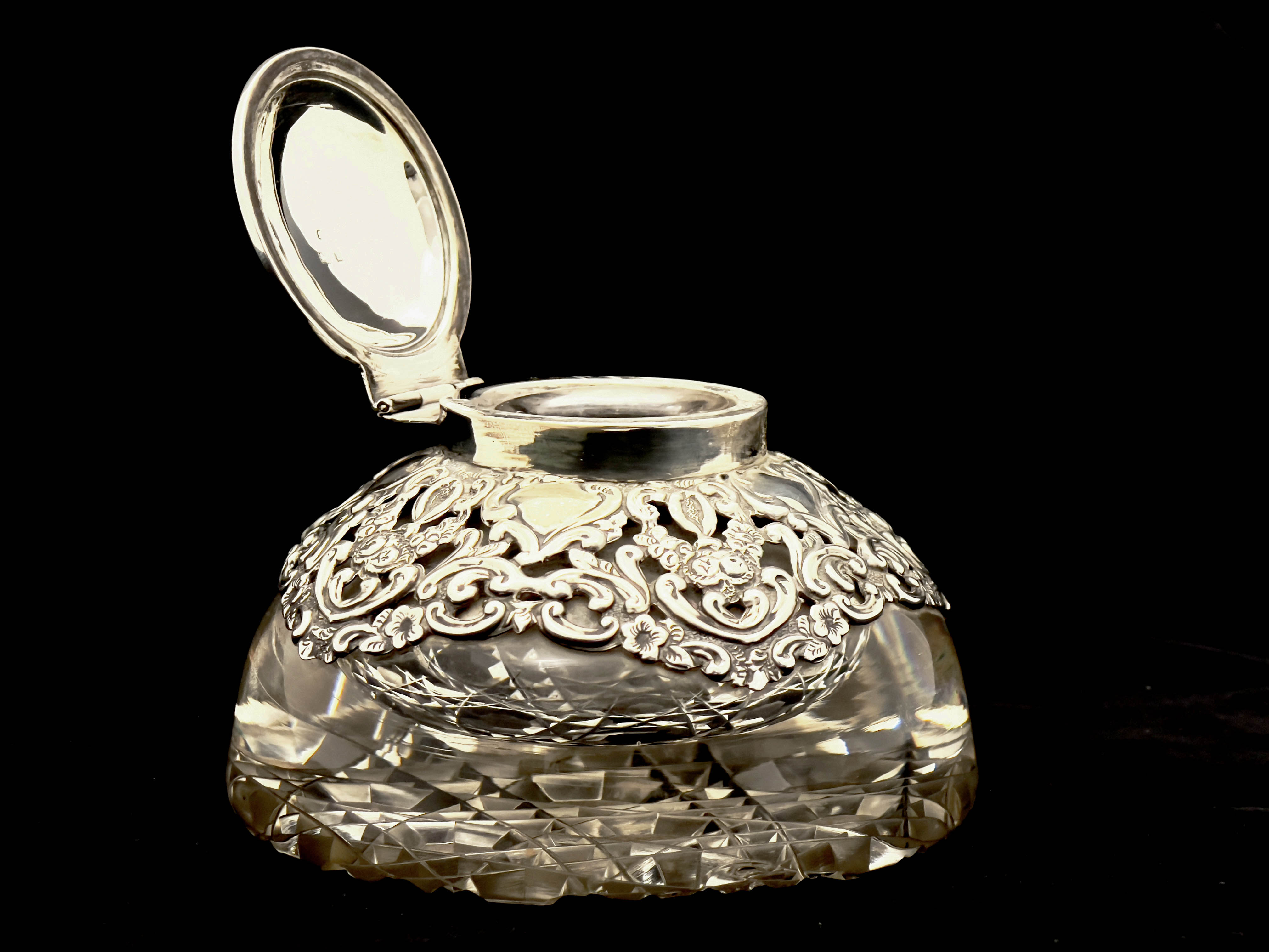 A Victorian silver mounted glass inkwell, Henry Matthews, Birmingham 1900 - Image 2 of 2