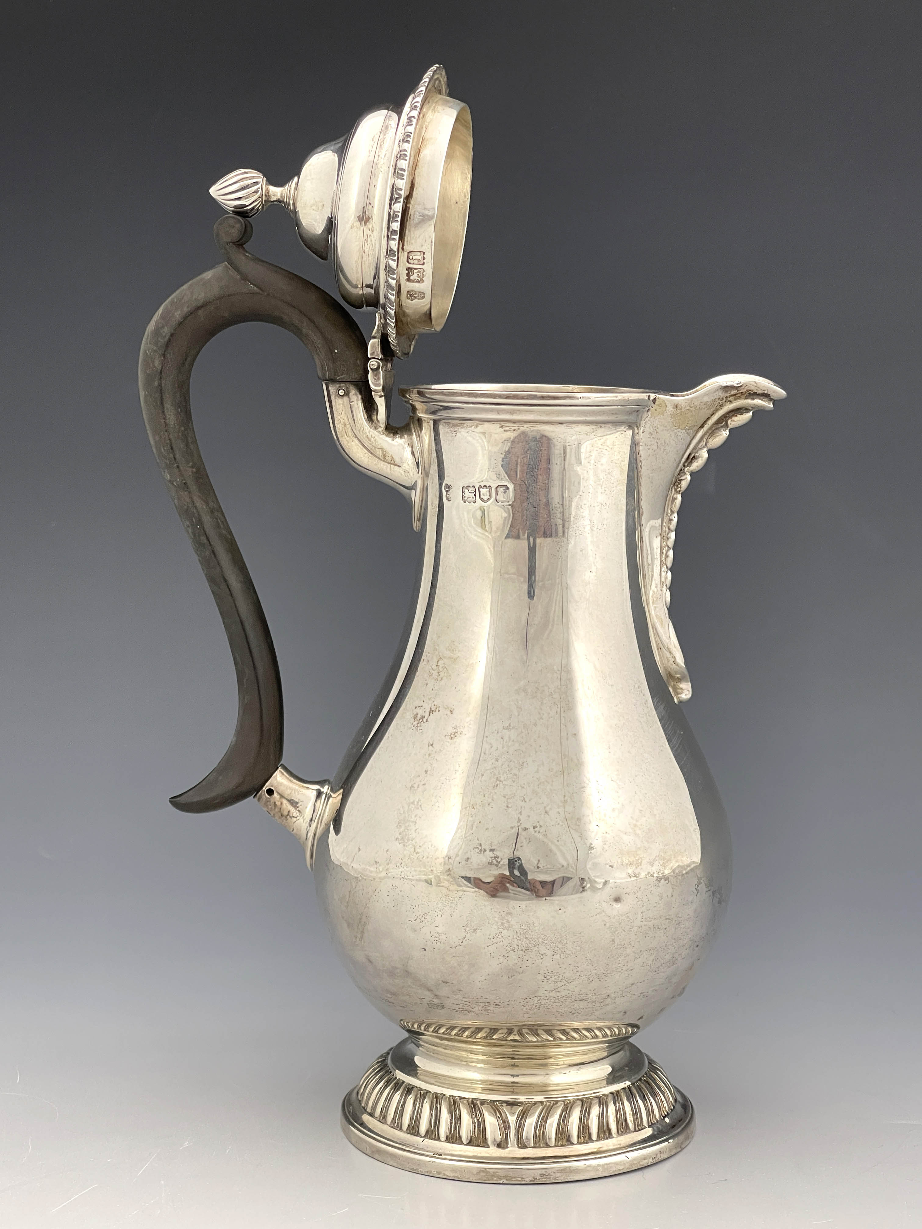 An Edwardian silver hot water jug, Charles Stuart Harris, London 1904 - Image 2 of 5