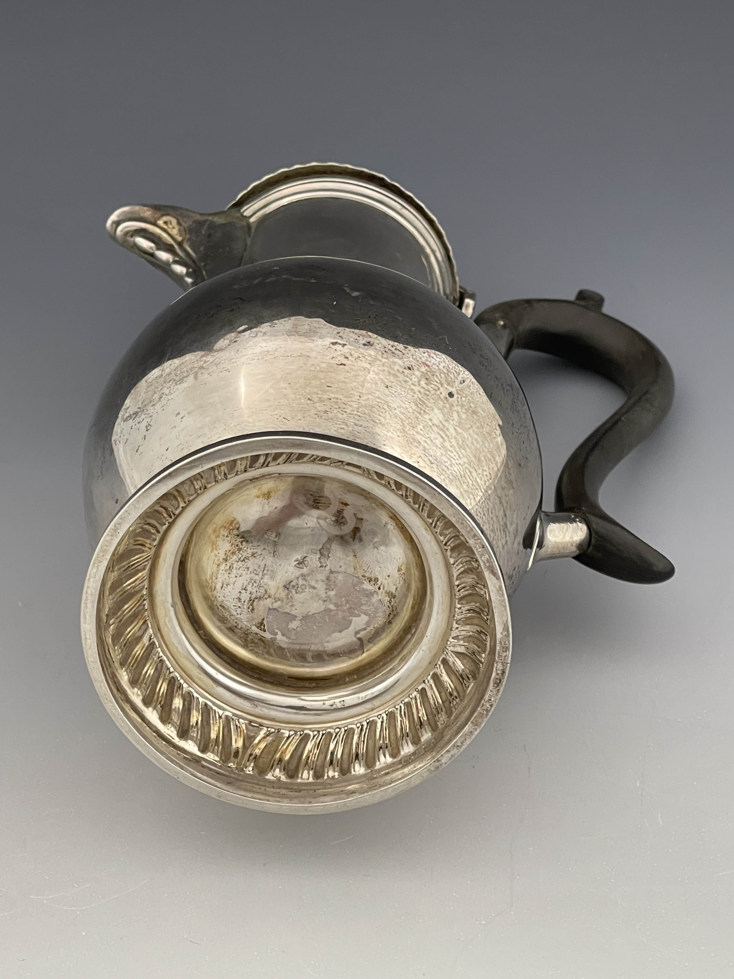 An Edwardian silver hot water jug, Charles Stuart Harris, London 1904 - Image 5 of 5