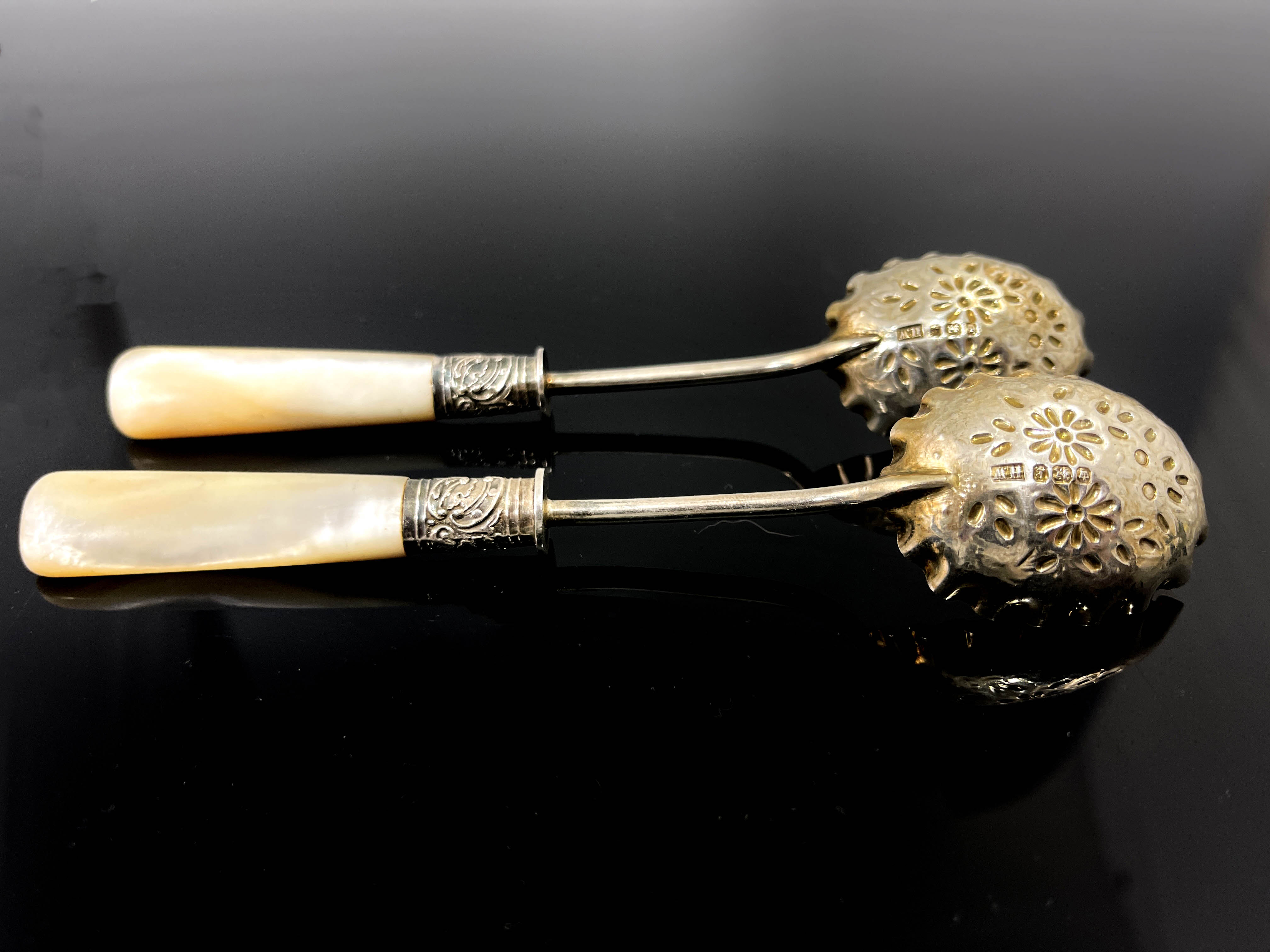 A pair of Victorian silver gilt and mother of pearl fruit spoons, Lee and Wigfull, Sheffield 1897 - Image 4 of 4