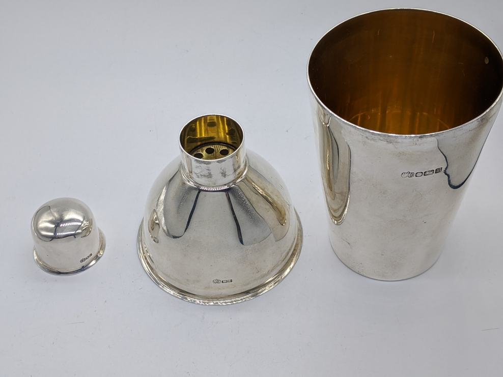 An Elkington & Co. silver cocktail shaker, gilt interior, hallmarked Sheffield, 525g, 22cm - Image 2 of 4