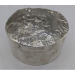 A silver round box with marbled top, hallmarked, London, 1978, maker PT, 168g, D.8cm