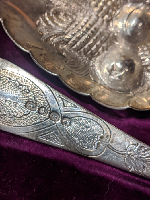 A cased set of four Georgian silver berry spoons, together with 2 cased pairs of Georgian silver - Image 4 of 5