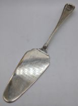 A Continental silver cake sliver, marked 800, L.25cm