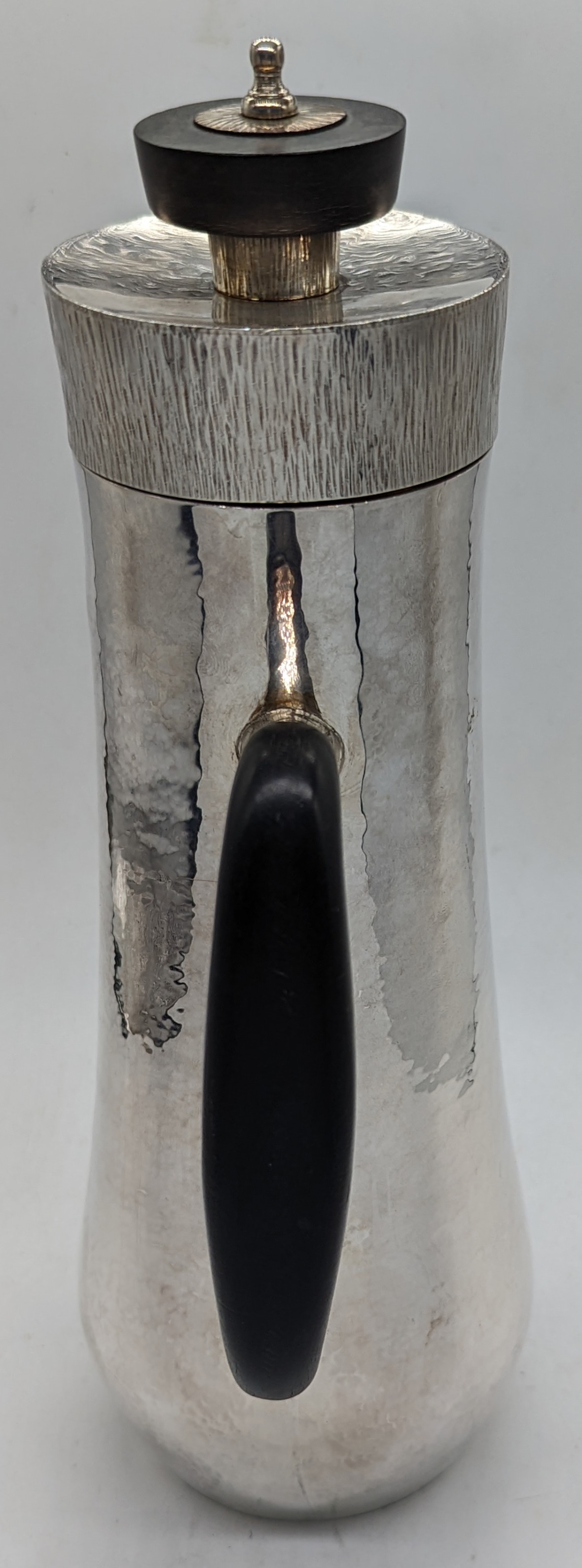 A Graham Watling silver coffee pot, planished finish, bark effect lid, wooden handles, hallmarked - Image 4 of 7