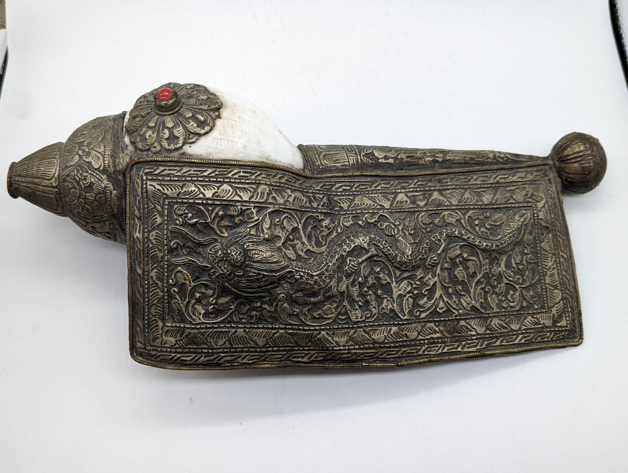 A Tibetan or Nepalese Buddhist Conch Shell Ceremonial Trumpet with White Metal Mount decorated - Image 3 of 4