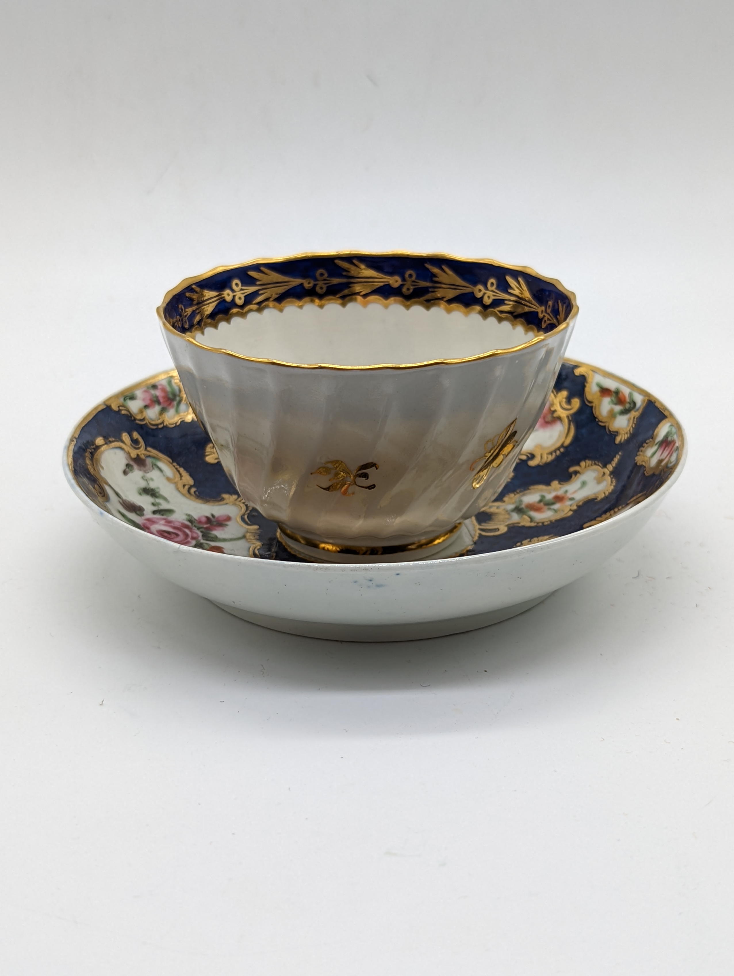 An 18th century Worcester cup and saucer, navy moon to base of both pieces - Image 2 of 4