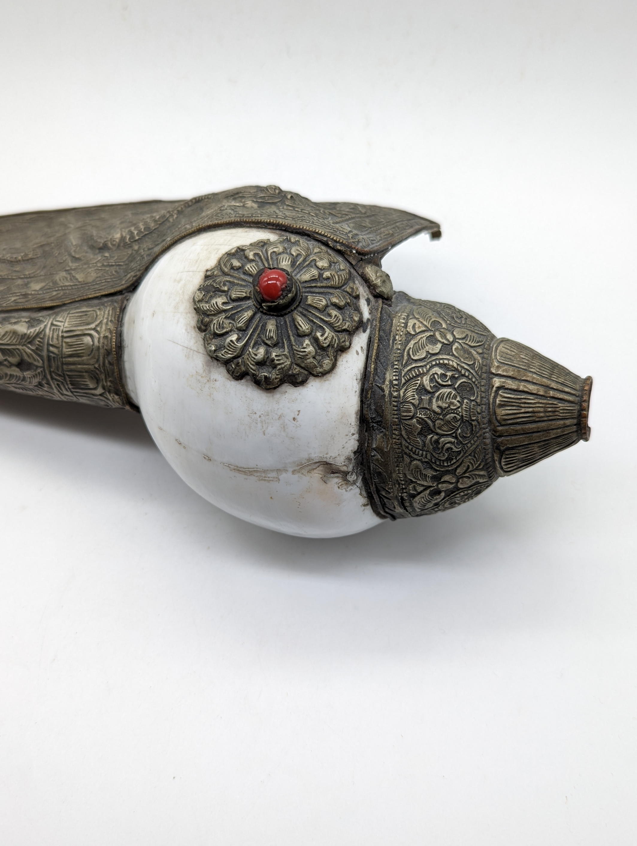 A Tibetan or Nepalese Buddhist Conch Shell Ceremonial Trumpet with White Metal Mount decorated - Image 4 of 4