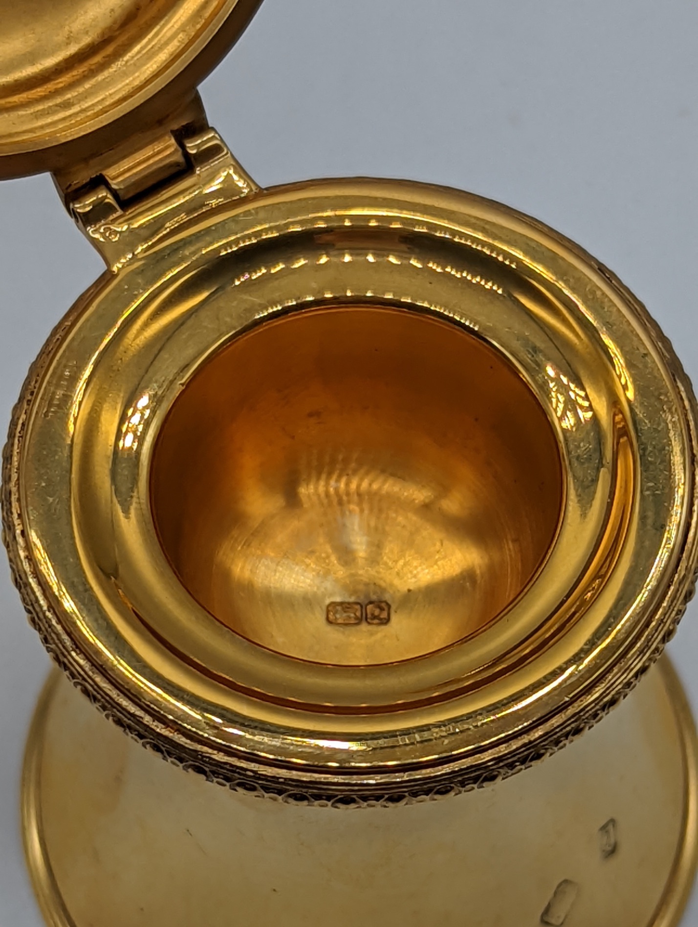 A silver gilt inkwell, hallmarked Birmingham, 1990, maker B.S., 147g, H,7.5cm - Image 4 of 5