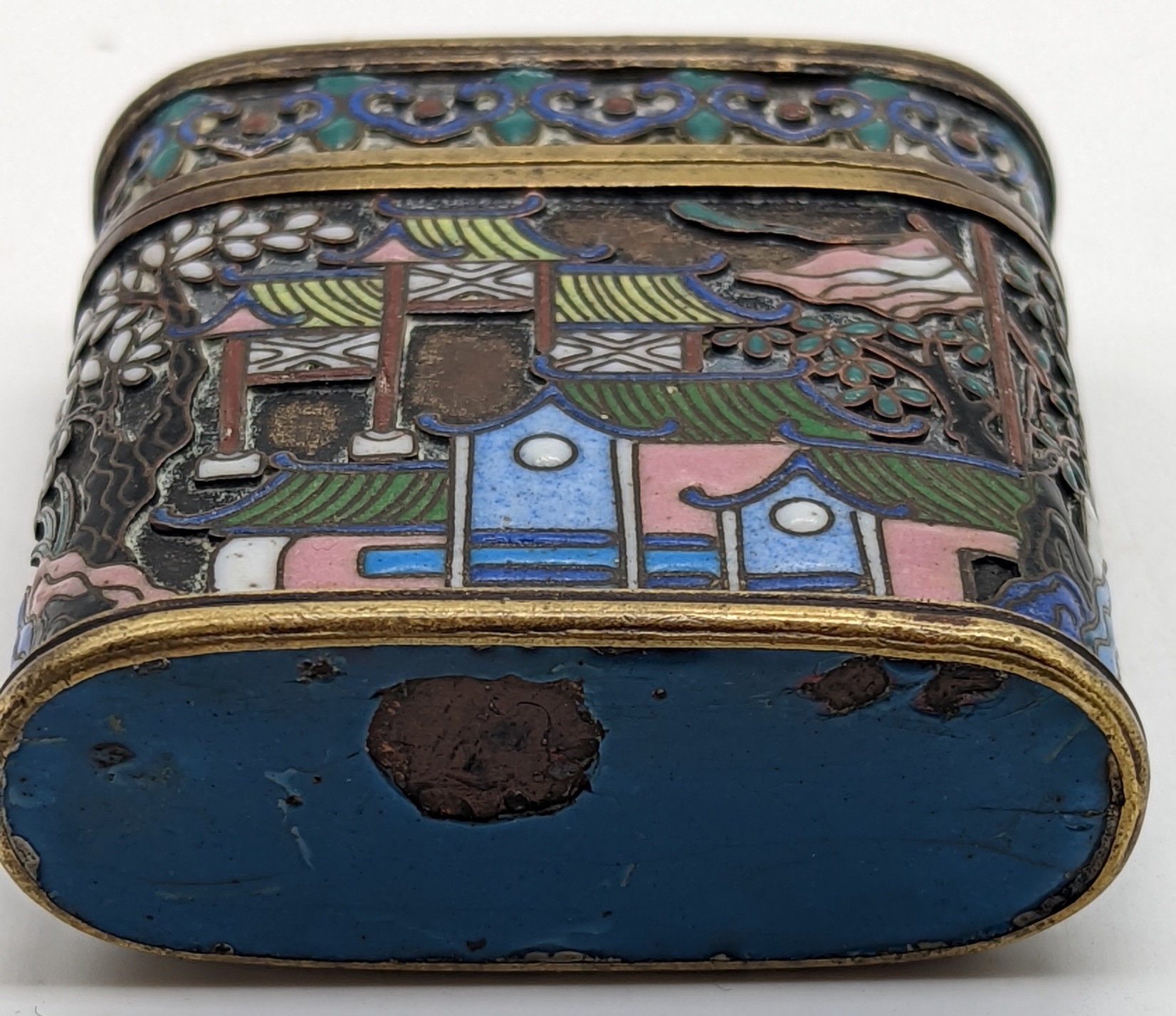 A Chinese cloisonne enamel box, H.5.5cm L.5.5cm - Image 2 of 2