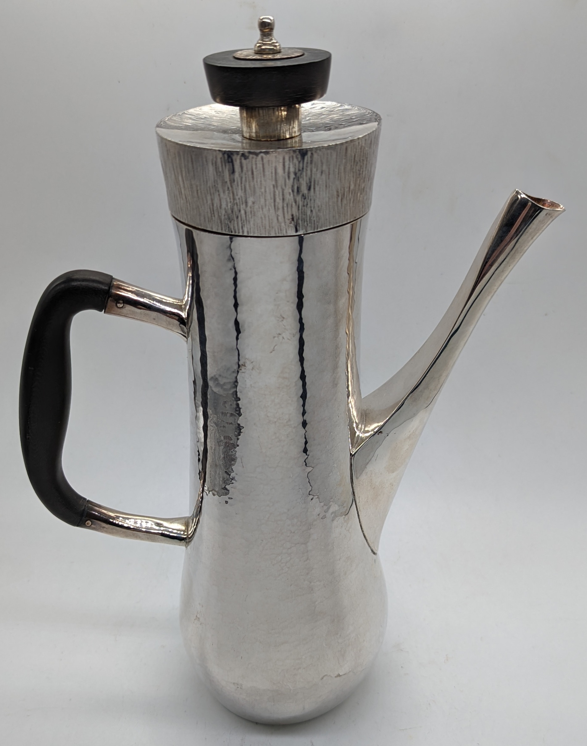 A Graham Watling silver coffee pot, planished finish, bark effect lid, wooden handles, hallmarked - Image 2 of 7