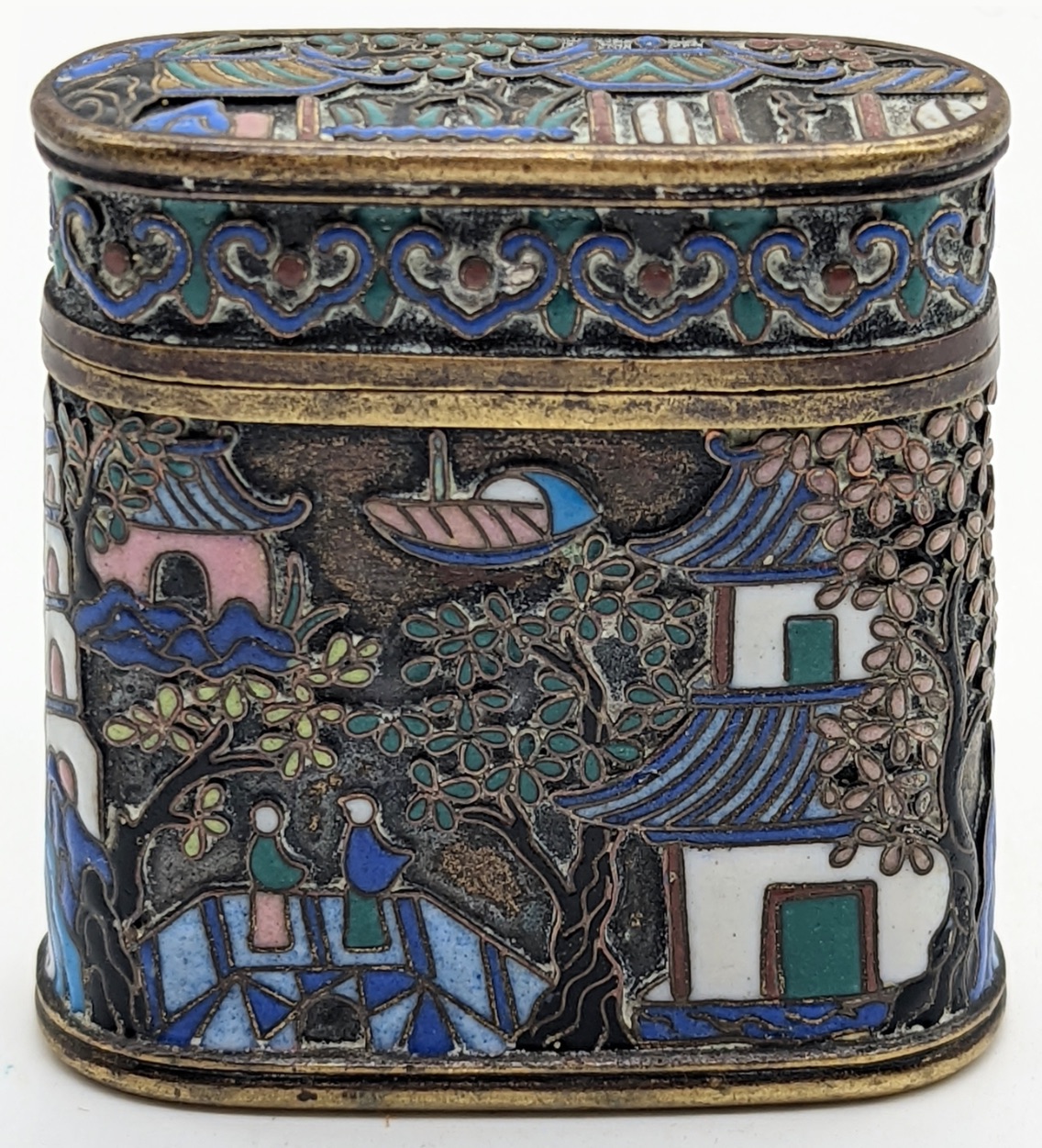 A Chinese cloisonne enamel box, H.5.5cm L.5.5cm