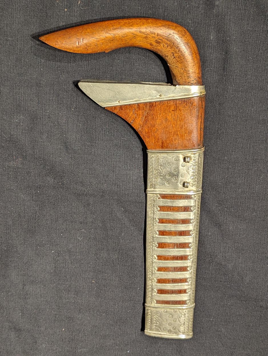A 19th century Indonesian Badek dagger with silver mounts, Sulawesi, Indonesia, L.29.5cm - Image 2 of 2
