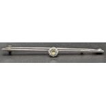 An 18ct white gold and platinum single diamond bar brooch, 0.5cts, L.6.5cm